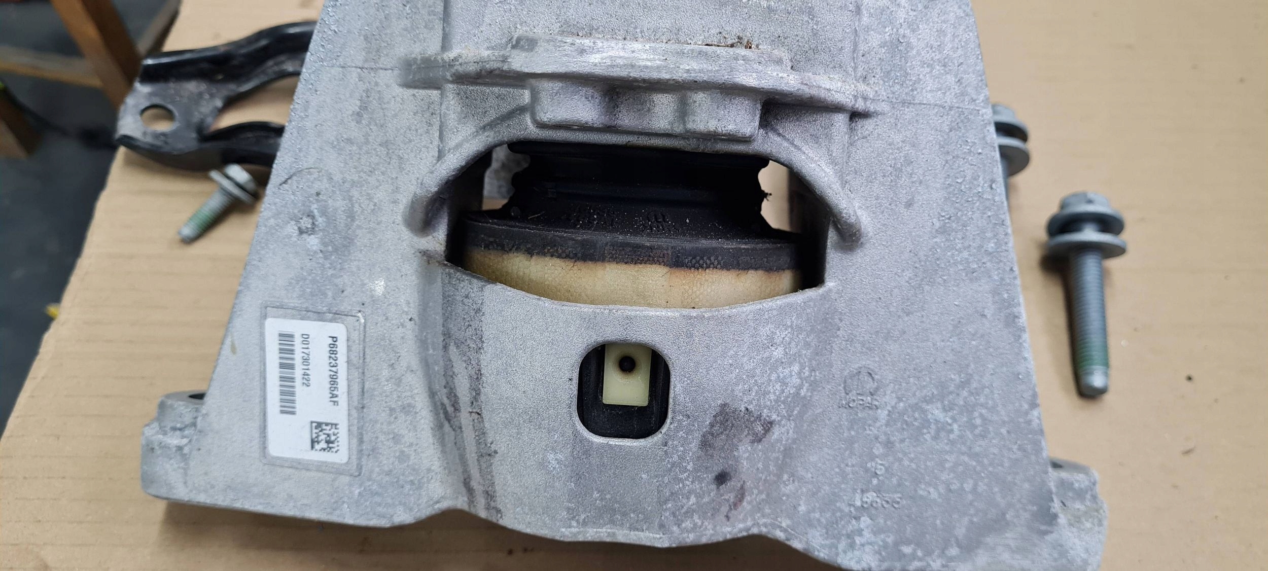 Chrysler Pacifica 2022 holder bracket engine mount 3.6 V6 P68237965AF