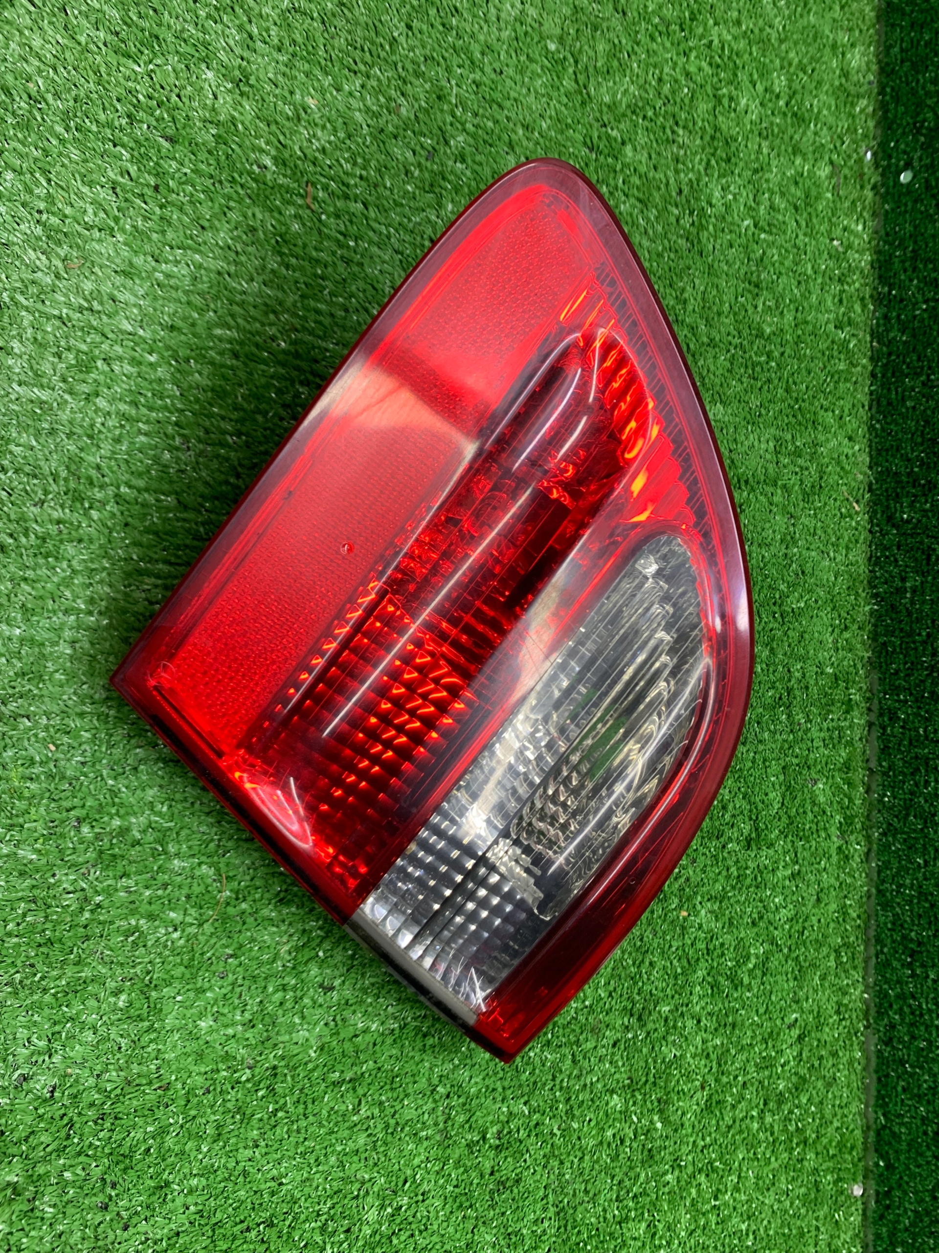 LAMPA PRAWA PRAWY TYŁ W KLAPĘ MERCEDES W211 KOMBI LIFT A2118203064