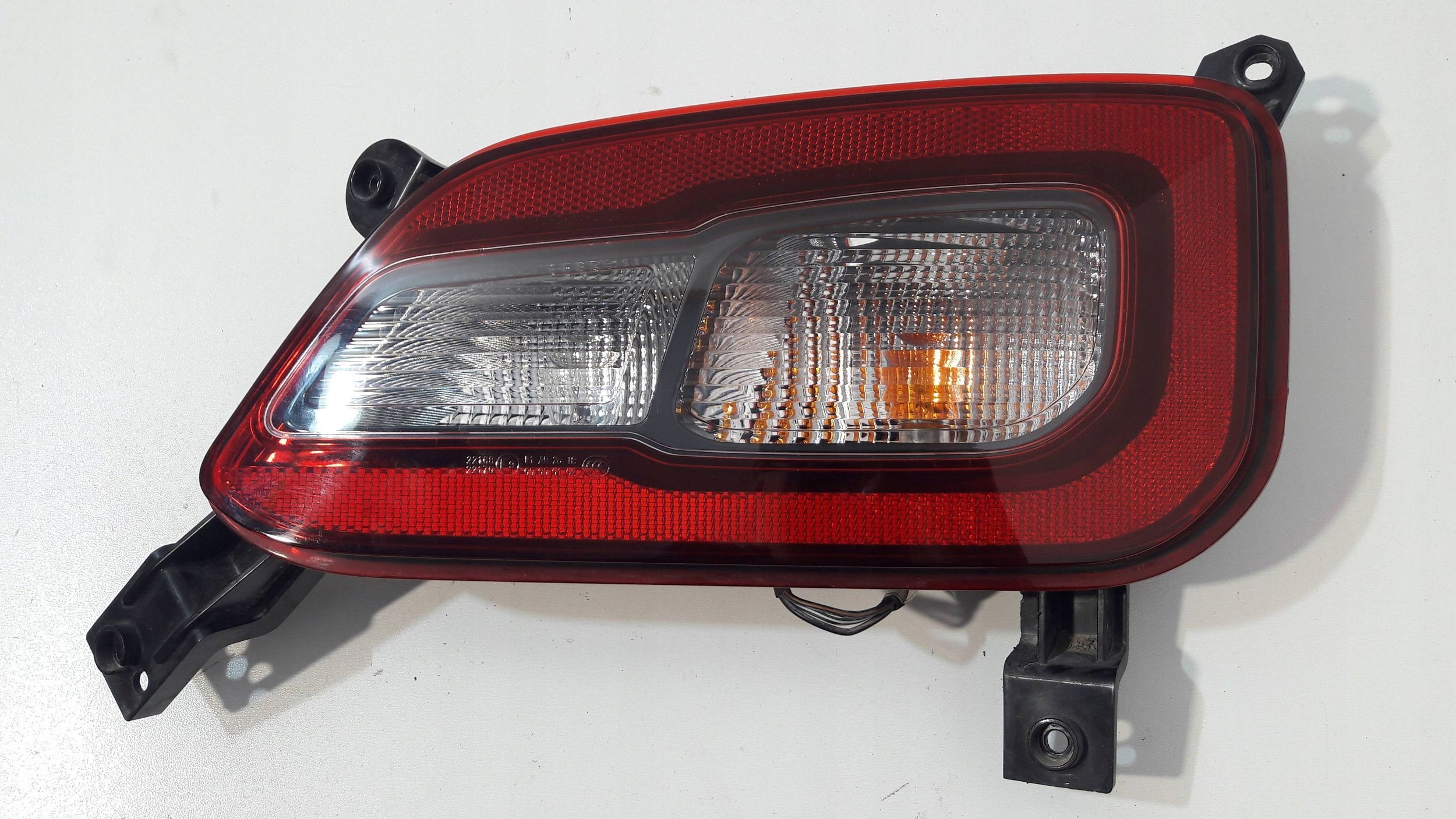 Hyundai Kona EV light rear right w bumper 92406K4000 (R185)