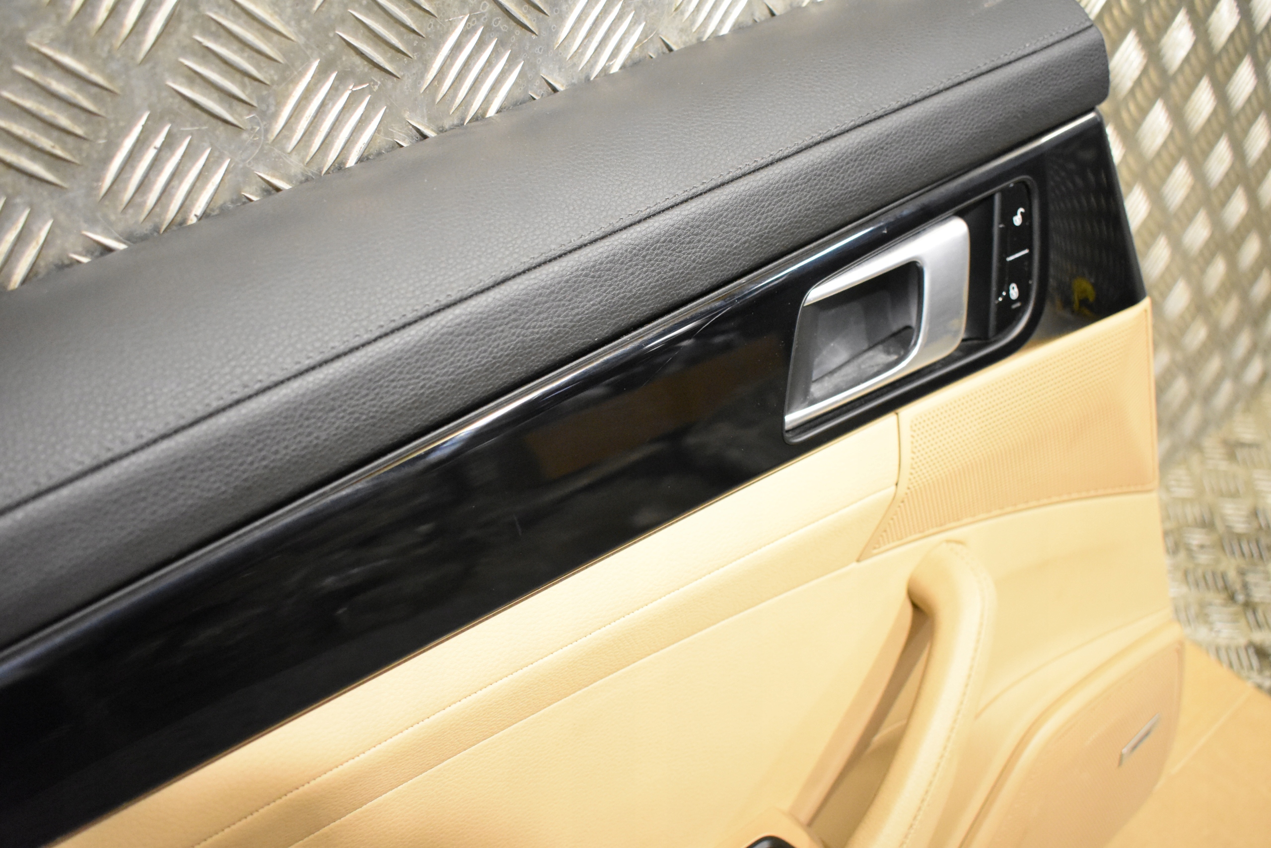 IDEALNY side rear part rear left PORSCHE PANAMERA 971 LUXOR BEIGE 1
