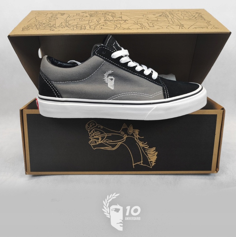 TRAMPKI KLASYCZNE CLASSIC OLDSKOOL WZÓR PICASSO GUERNICA r.43 Kolekcja GUERNICA