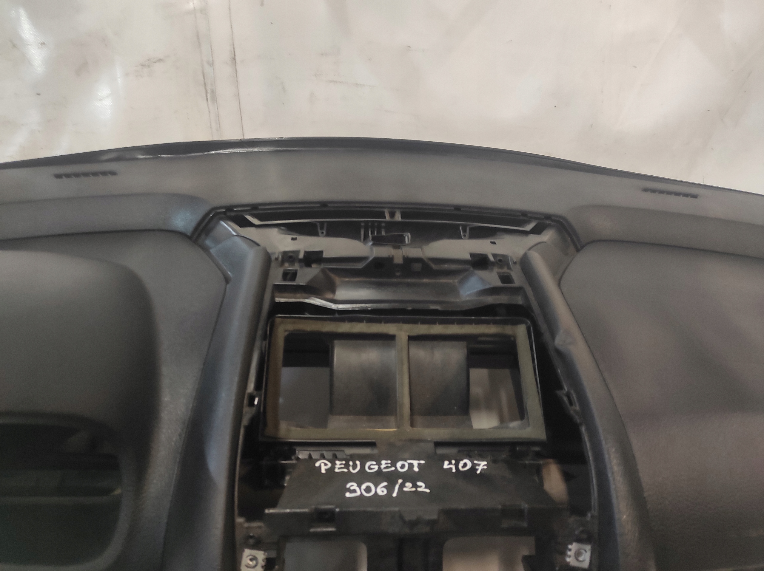 Peugeot 407 dashboard console cockpit support of the dashboard