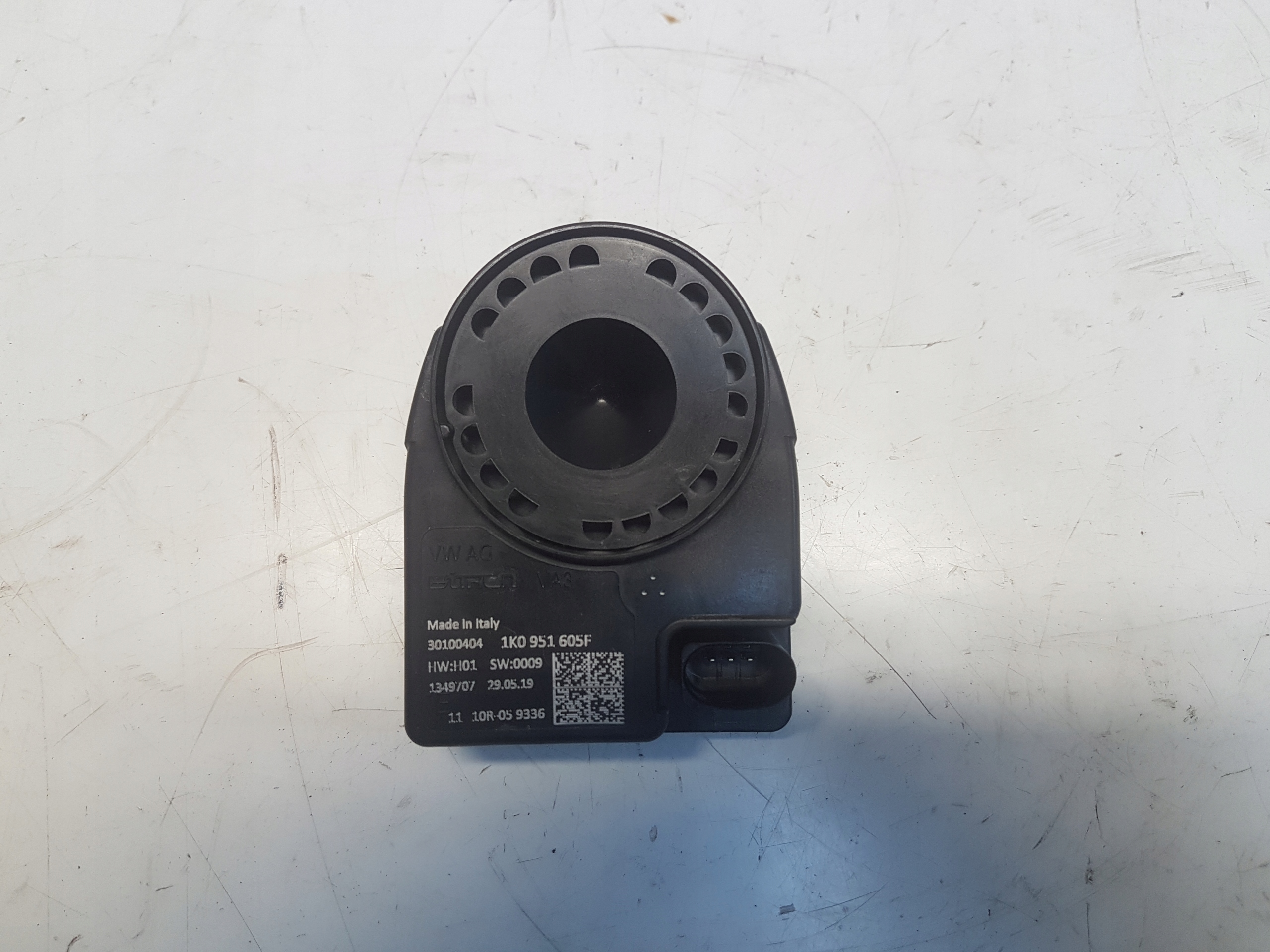 1K0951605F - MACAN LIFT 95B сирена 95b951603c