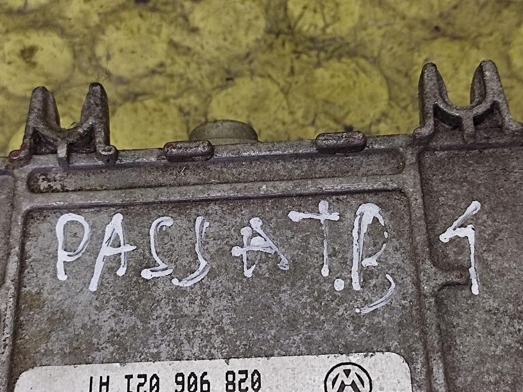 VW PASSAT B4 control unit of the engine 0281001368