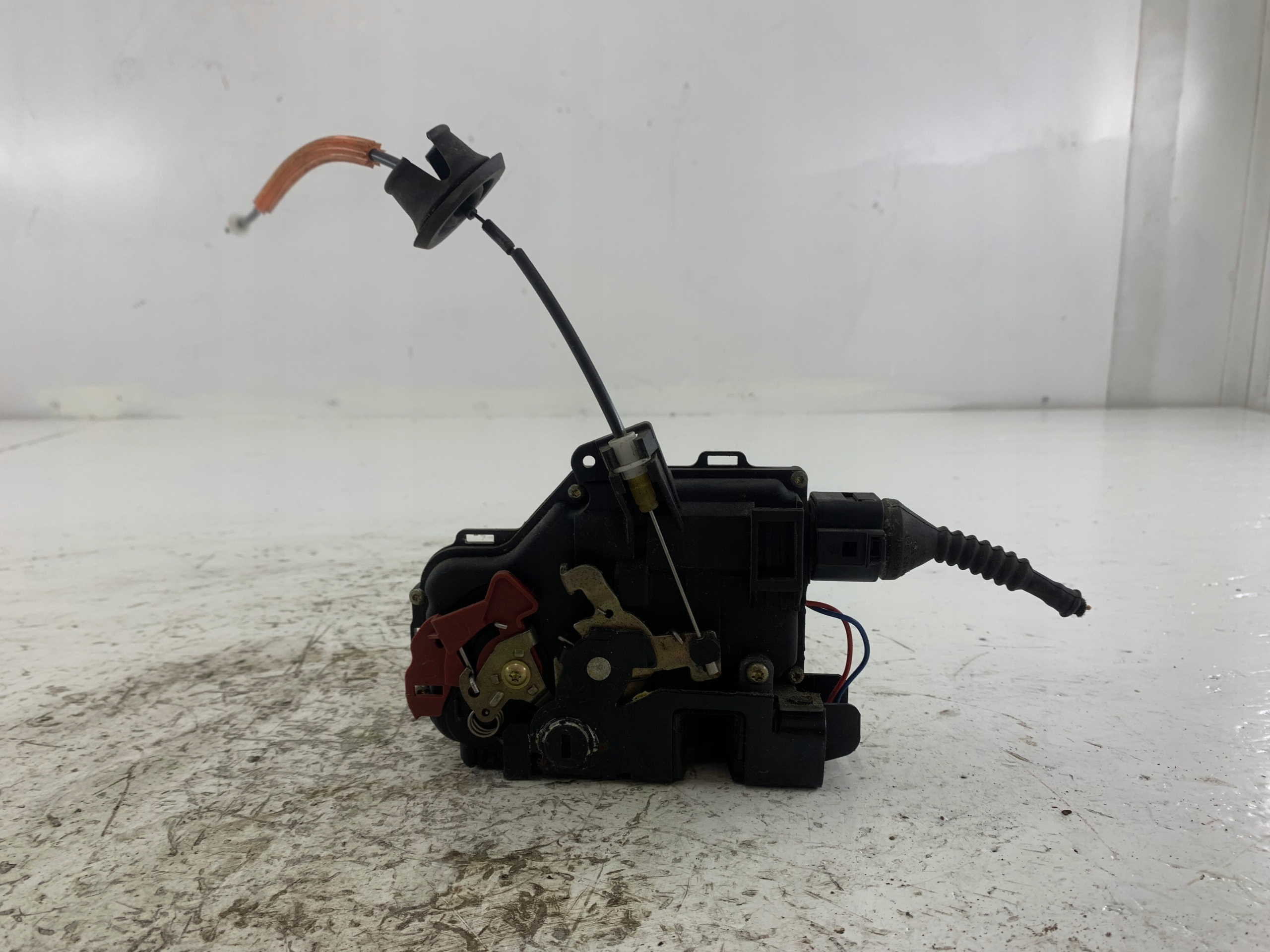AUDI A4 B6 lock door left rear part 4B0839015D