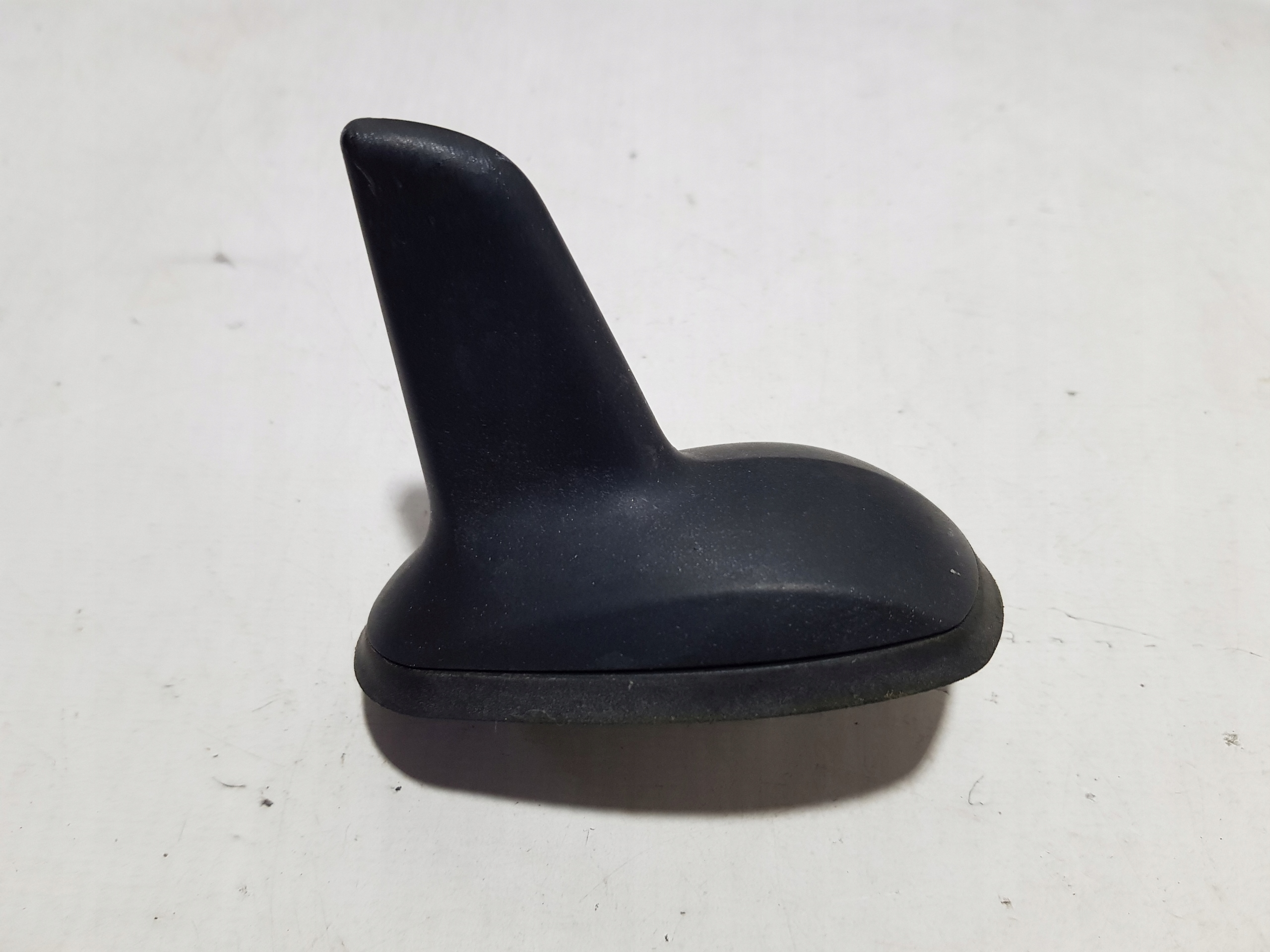 ANTENA dach GPS MERCEDES W204 2048208275