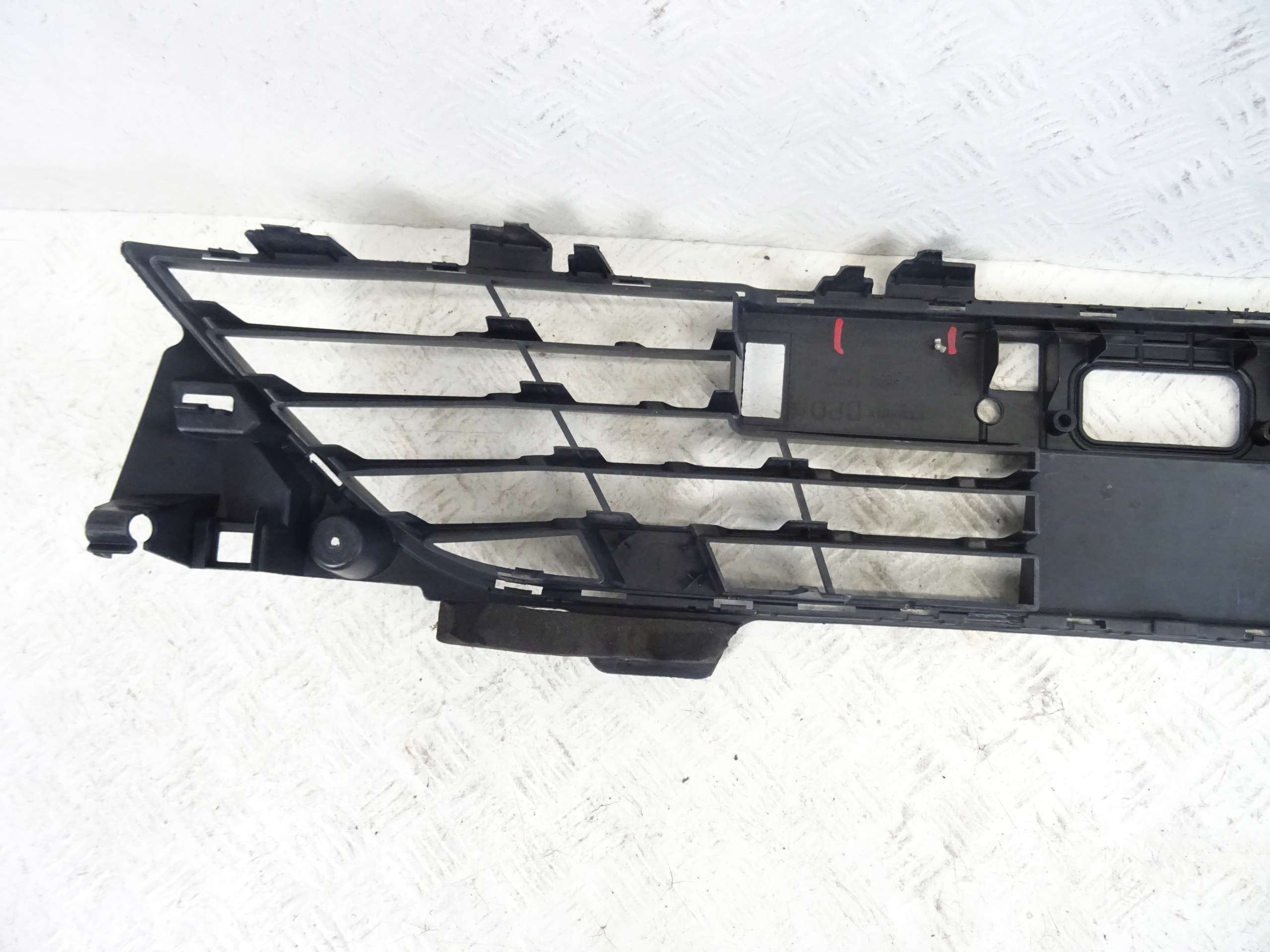 grid of a bumper front front RENAULT CLIO V 622541469R