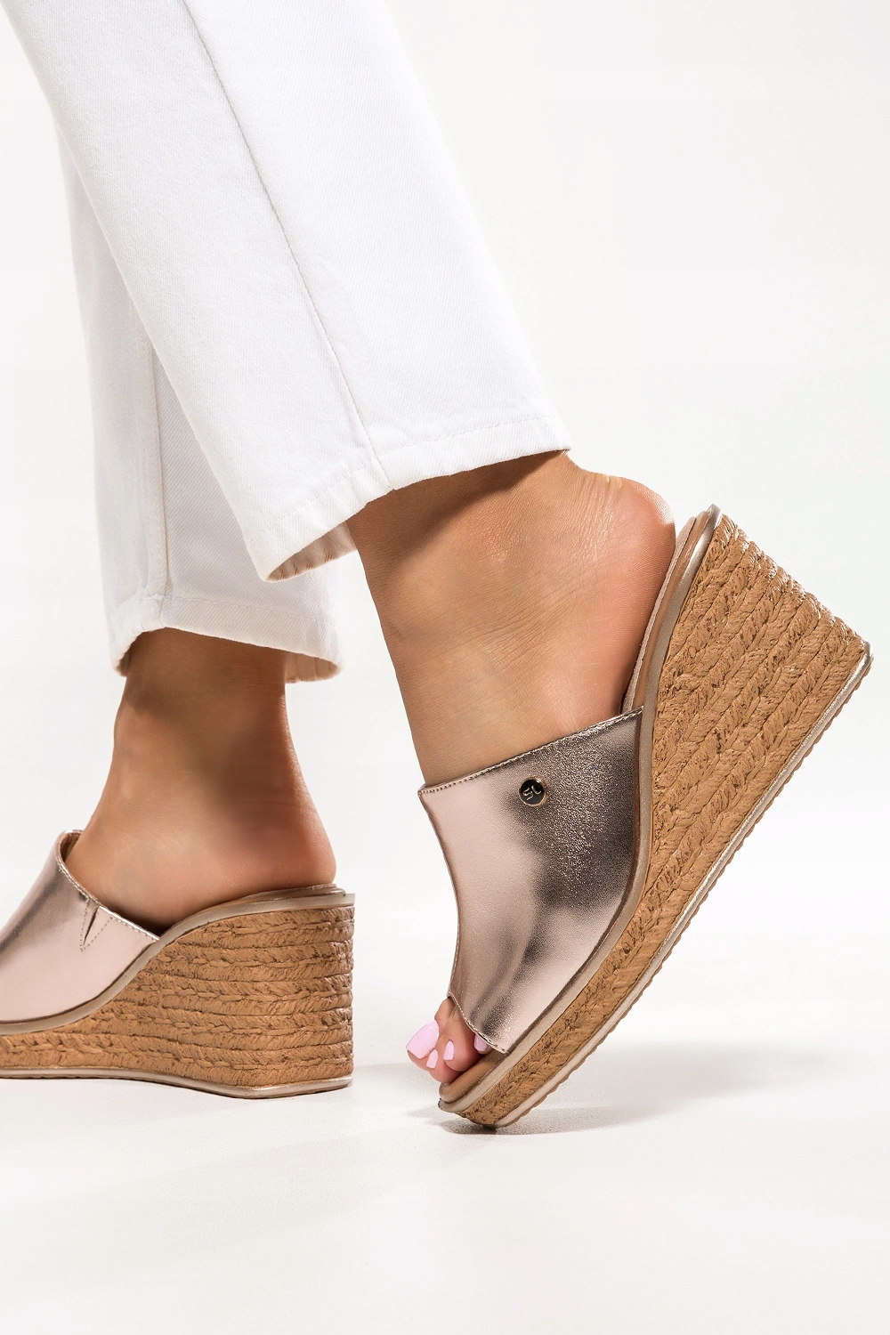 ZŁOTE KLAPKI DAMSKIE NA KOTURNIE ZE SKÓRZANĄ WKŁADKĄ LEKKIE WYGODNE r 39 Płeć kobieta