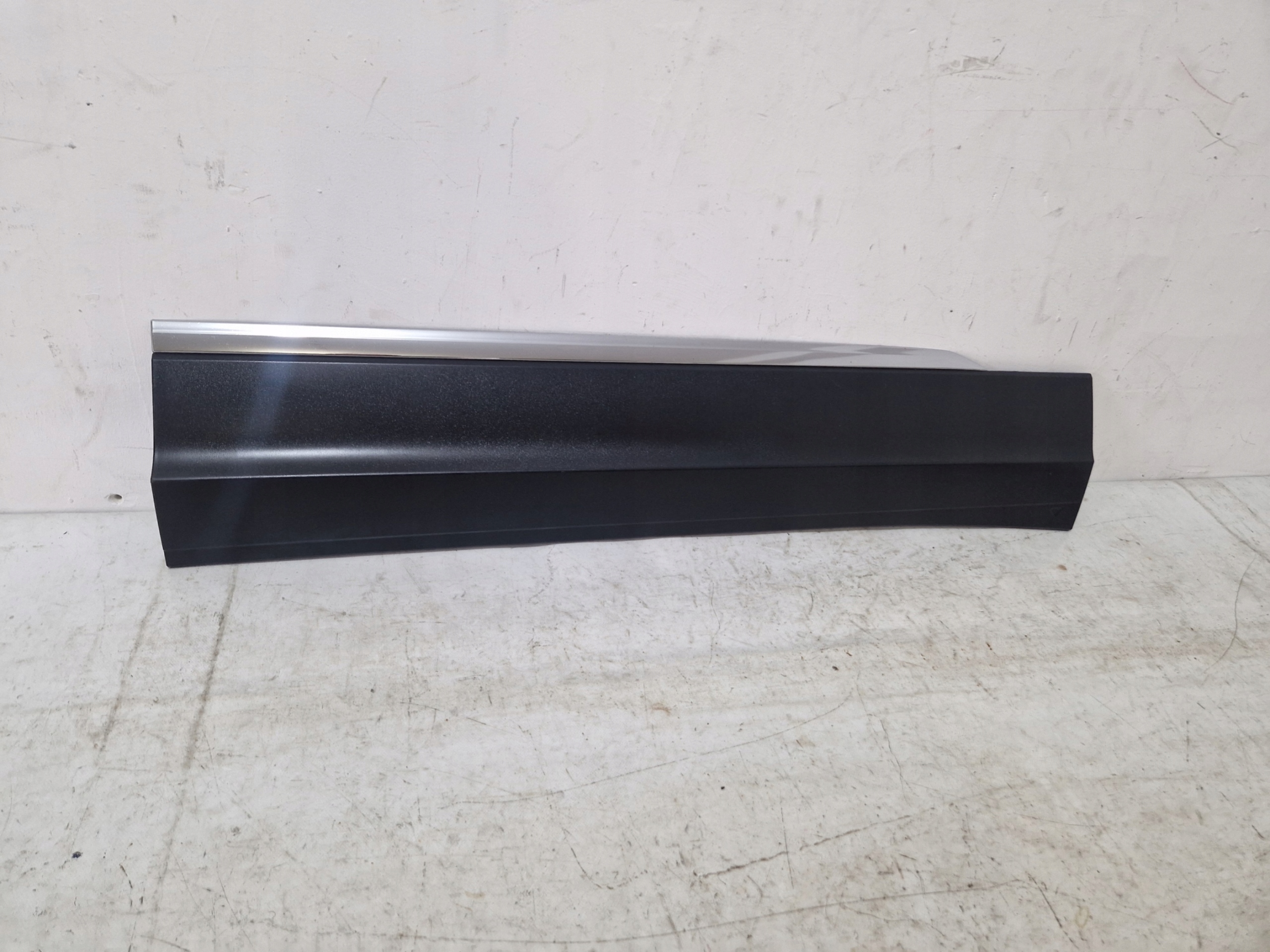 VW TIGUAN II 2 moulding door right front 5NA854940AF