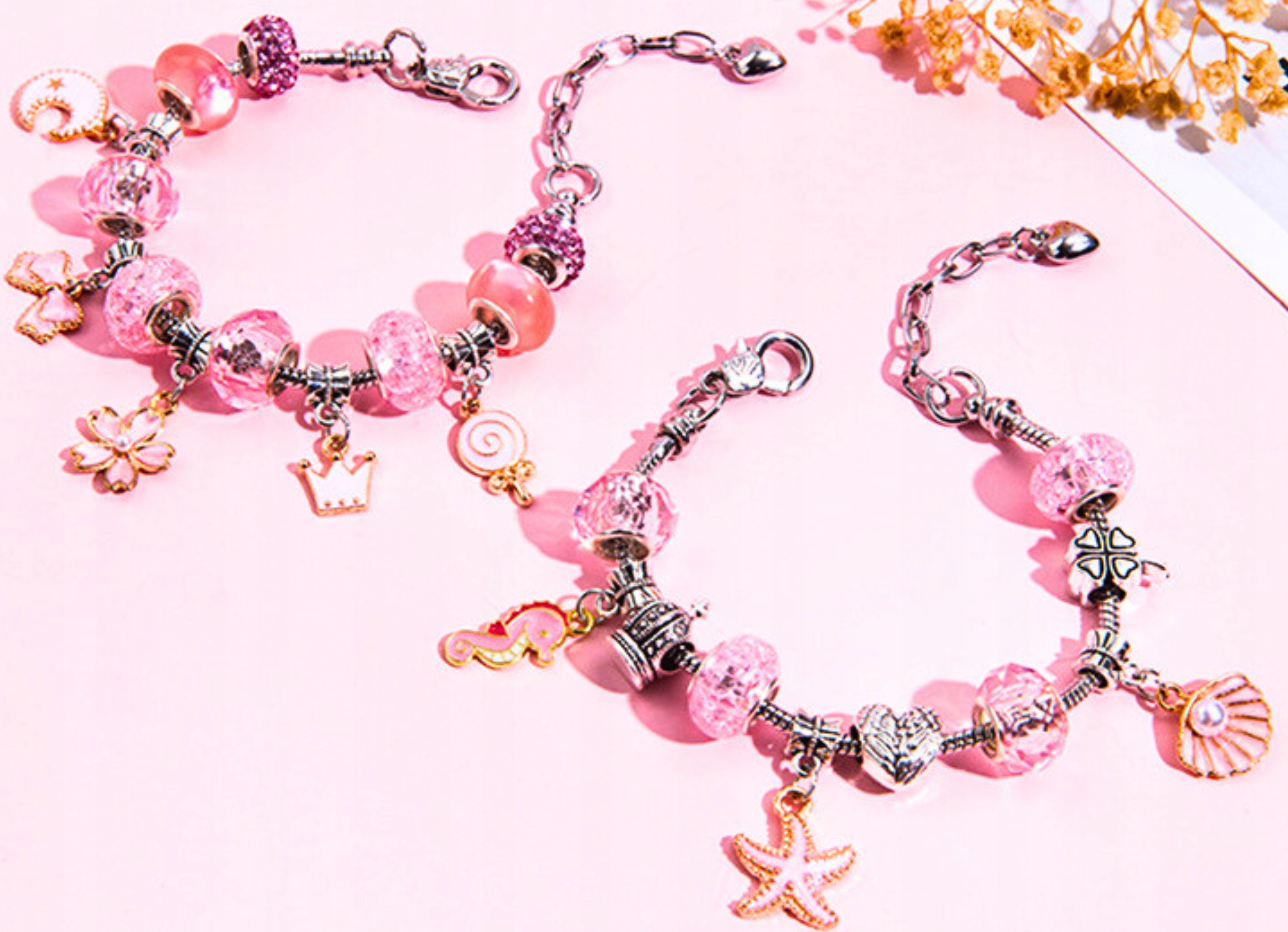 ZESTAW DO ROBIENIA BRANSOLETEK NASZYJNIKÓW RÓŻOWE CHARMS DIY ZRÓB TO SAM Wiek dziecka 3 lata +