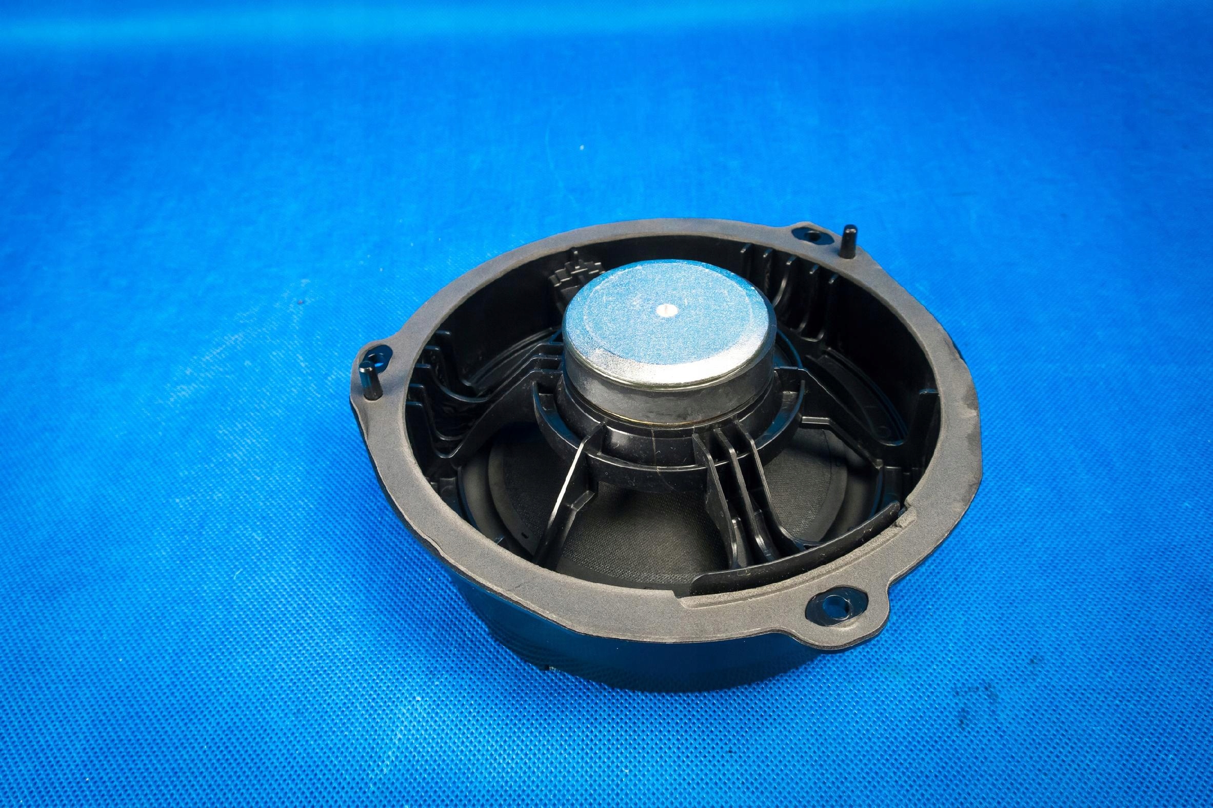 speaker niskotonowy rear part Audi A8 4N D5 8V4035411D