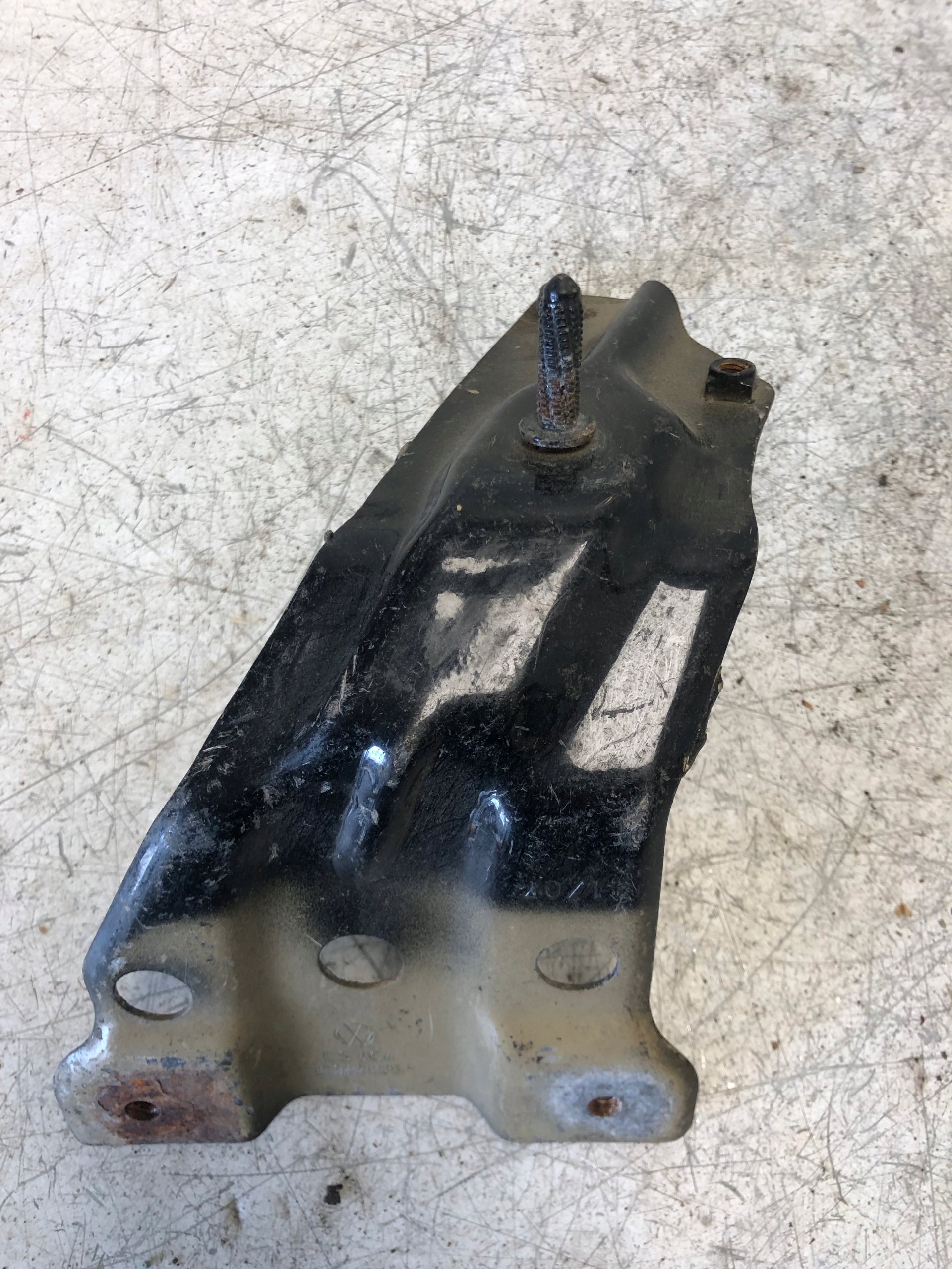 console of a fender left VW EOS 1Q0821135