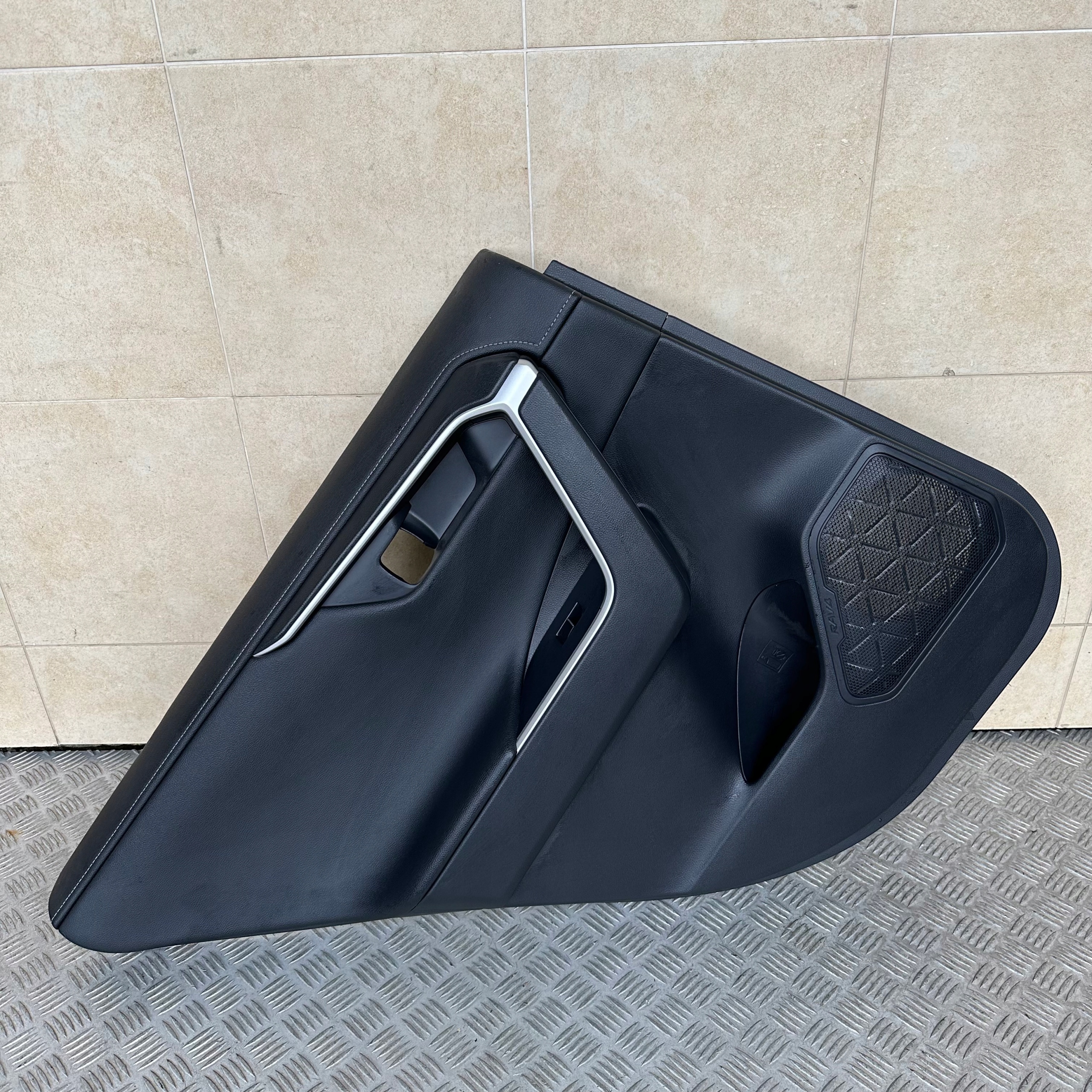 TAPICERKA BOCZEK DRZWI TYŁ LEWY TOYOTA RAV4