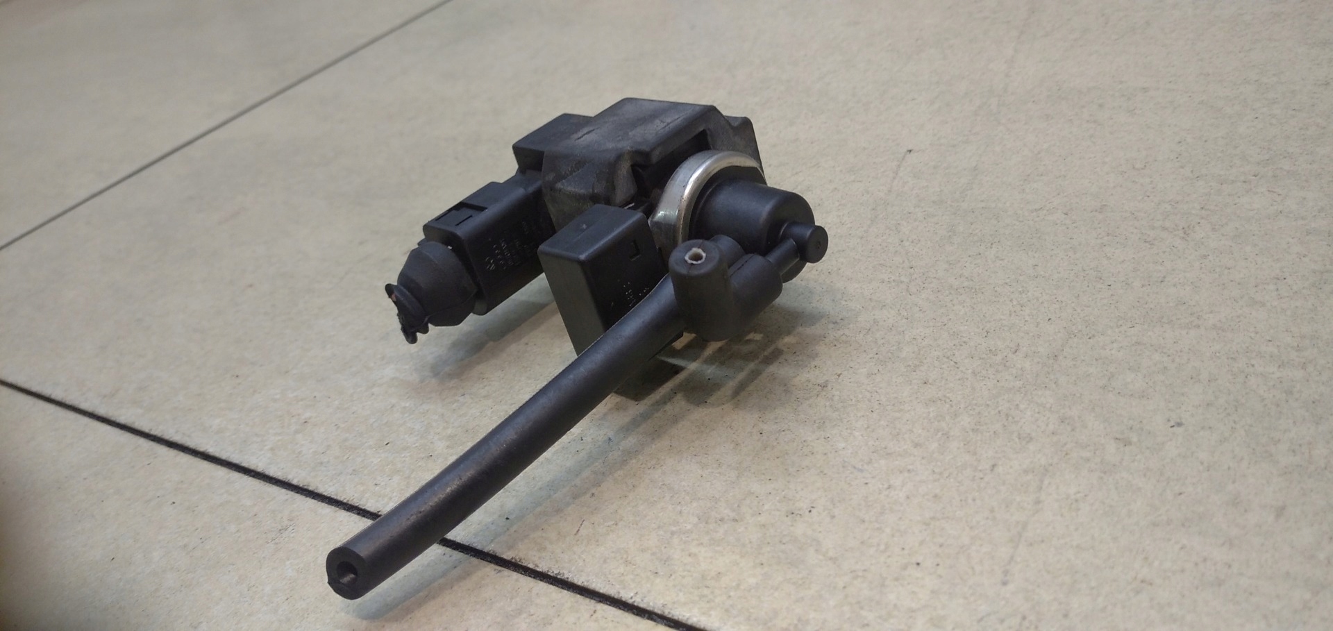valve vacual AUDI A4 B6 2.5 TDI 4E0906628