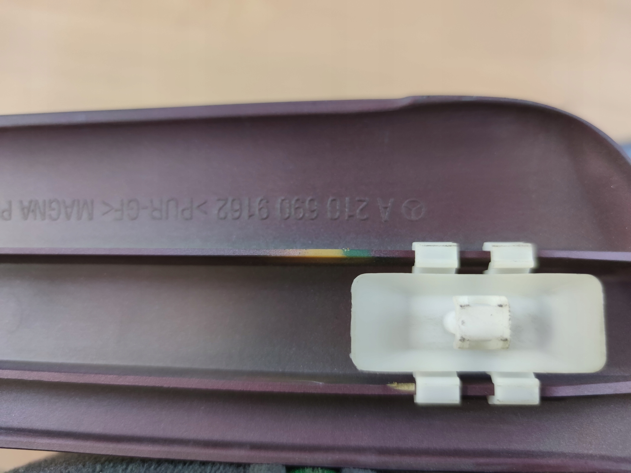 E-KLASA W210 OKULAR left moulding door rear part LISTEWKA