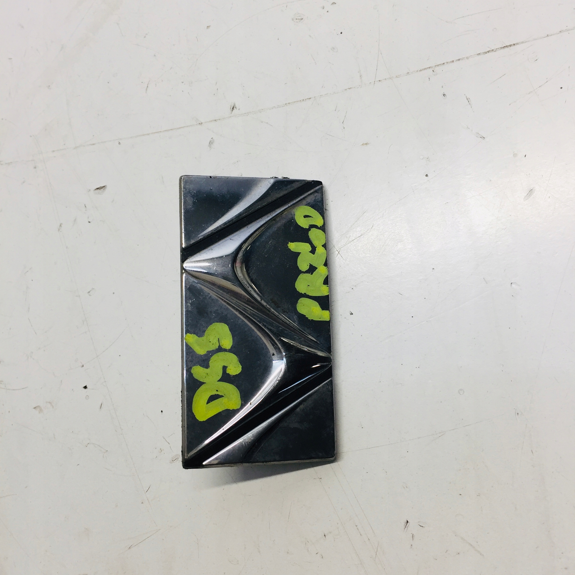 LOGO-EMBLEMAT-PRZOD-CITROEN-DS5