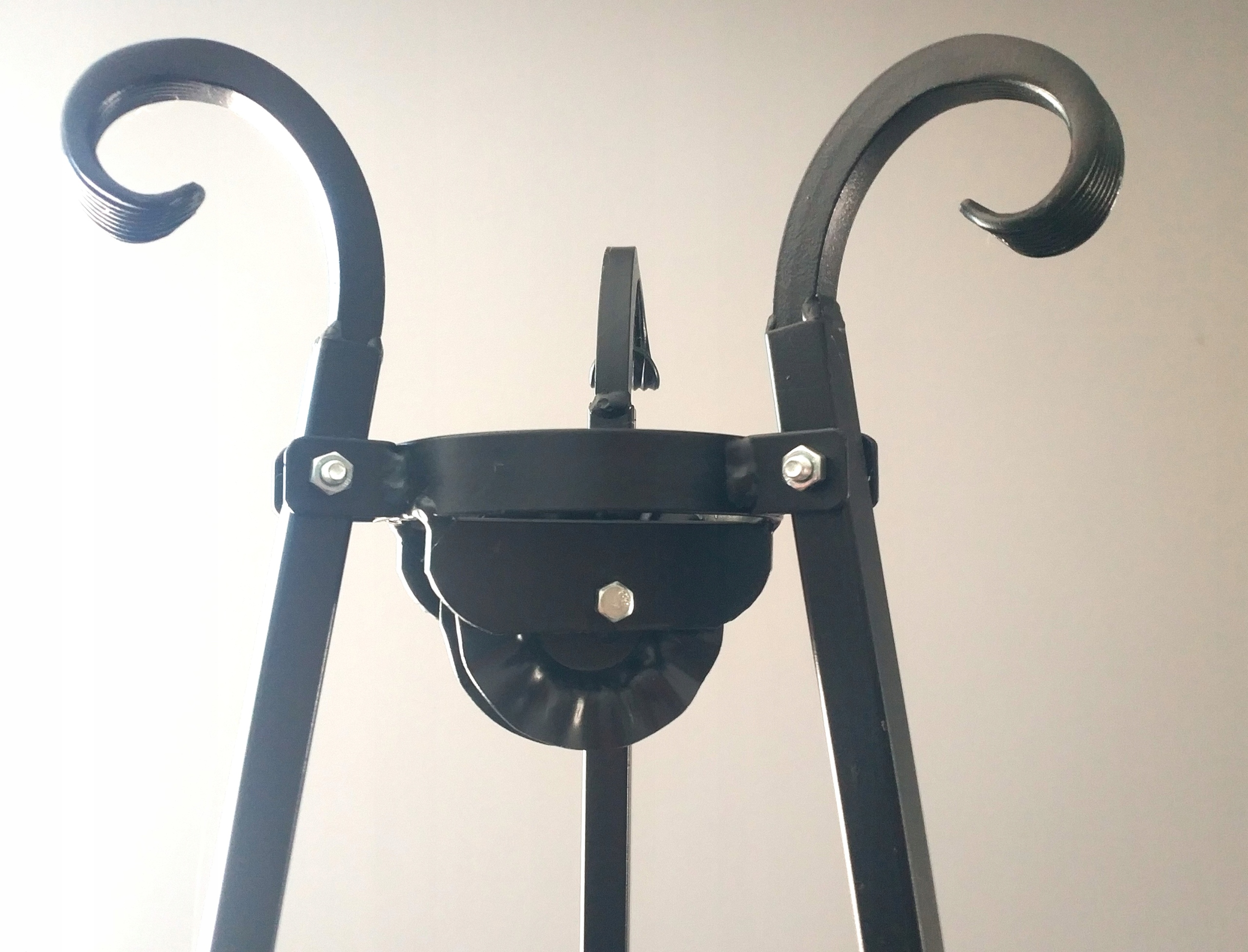 TRÓJNÓG OZDOBNY SKŁADANY Z PROFILU STOJAK GRILL Materiał stal