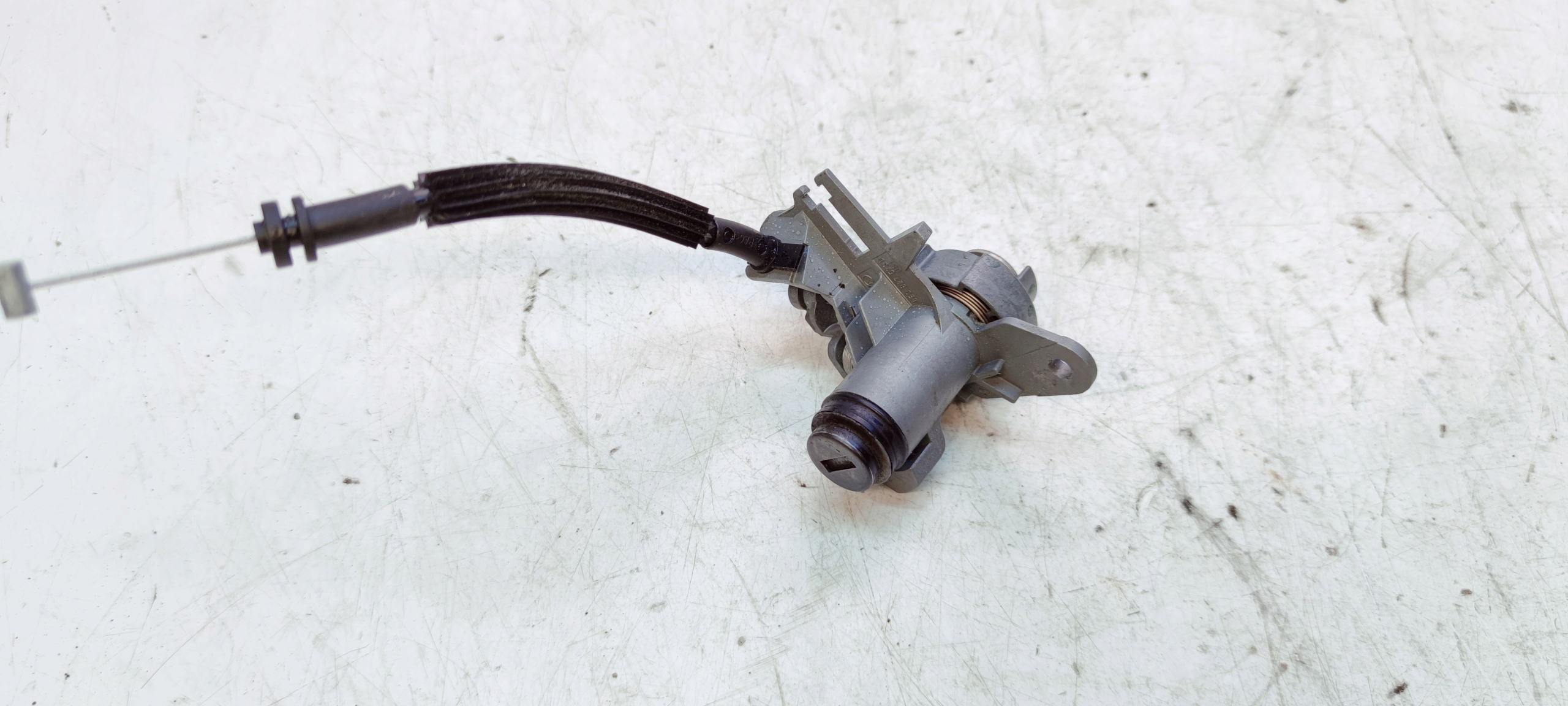INSERT DE LA SERRURE DU CAPOT AUDI A3 8V A5 CABRIO 8F0827573
