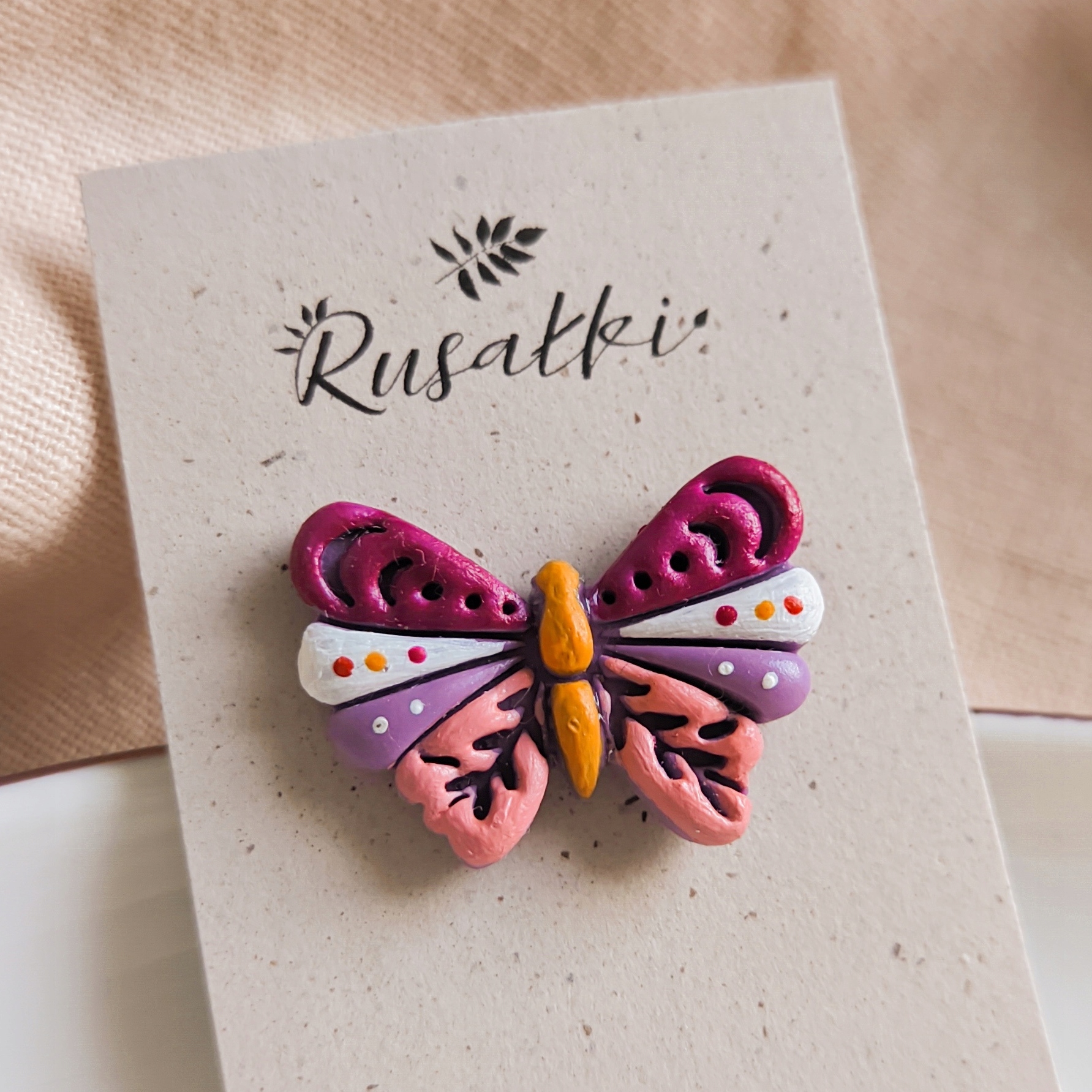Fialový boho motýl, růžový pin, piny v rustikálním stylu, pro snílku