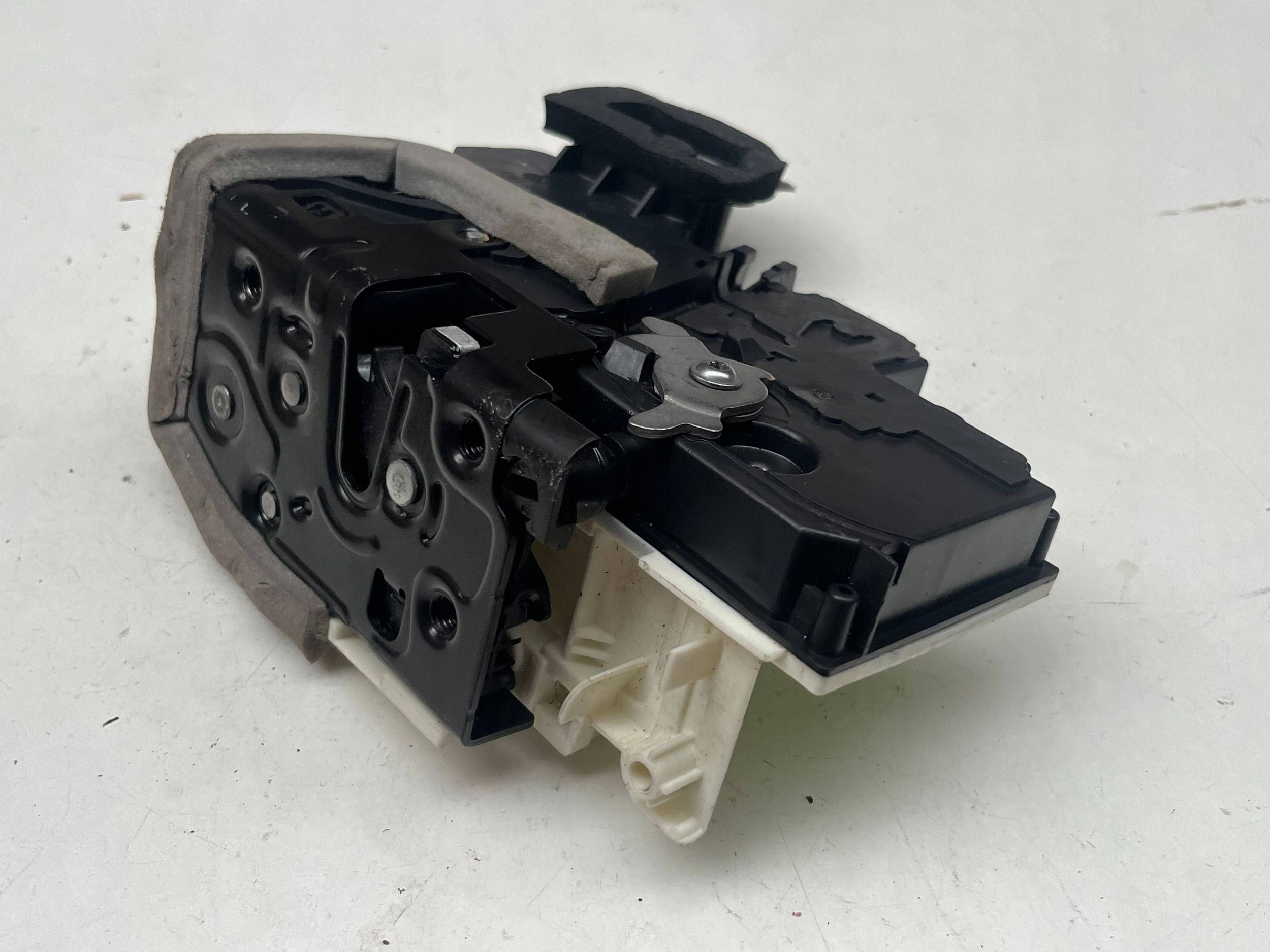 AUDI A6 A7 Q8 lock door left rear part 4K0839015Q @M+
