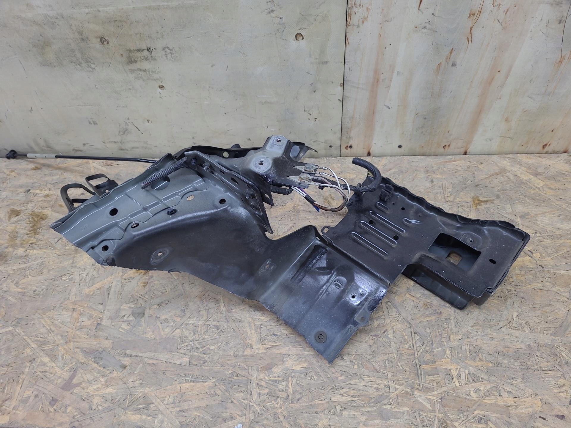 quarter front right side Toyota Prius plus ZVW40 2012