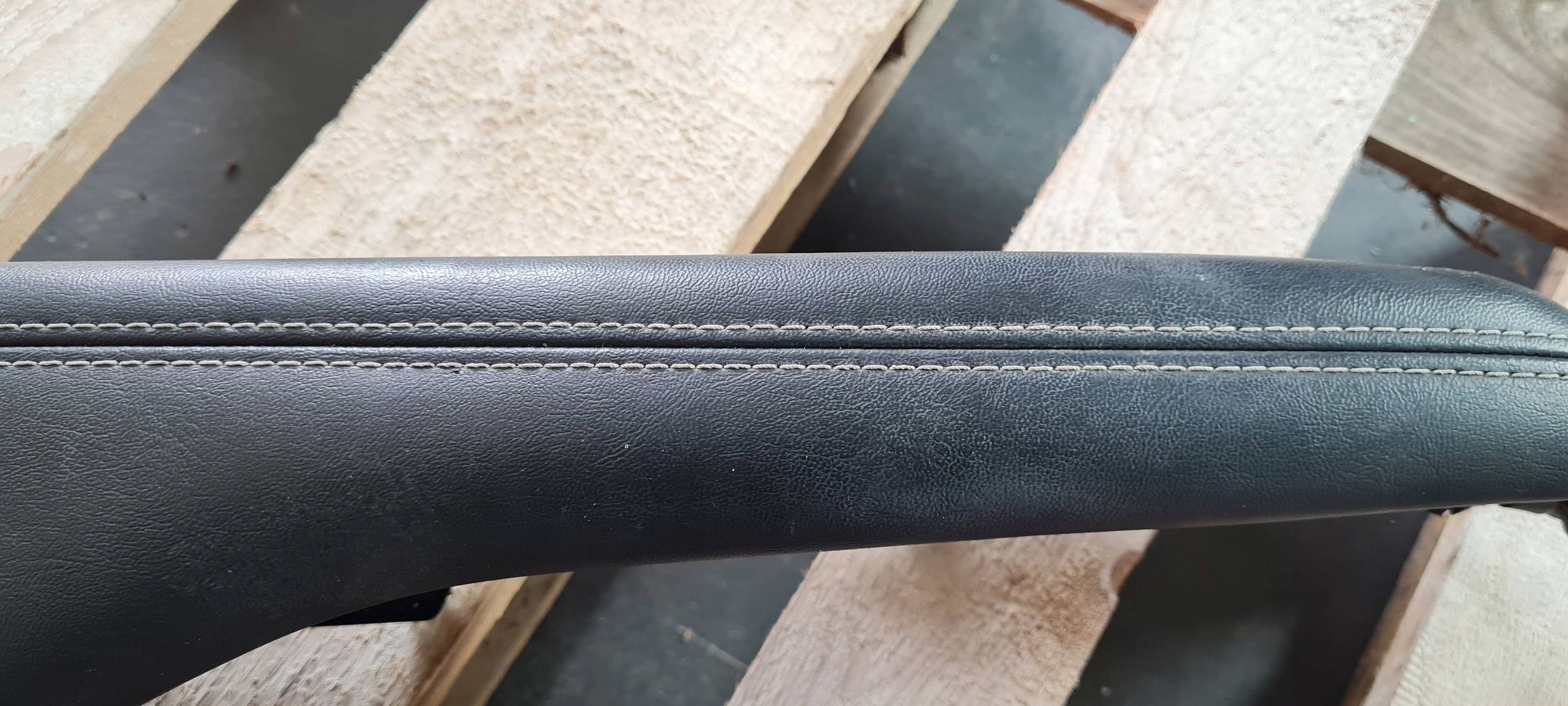 Chrysler Pacifica 2022 armrest frame door BOCZKA left front 3082562