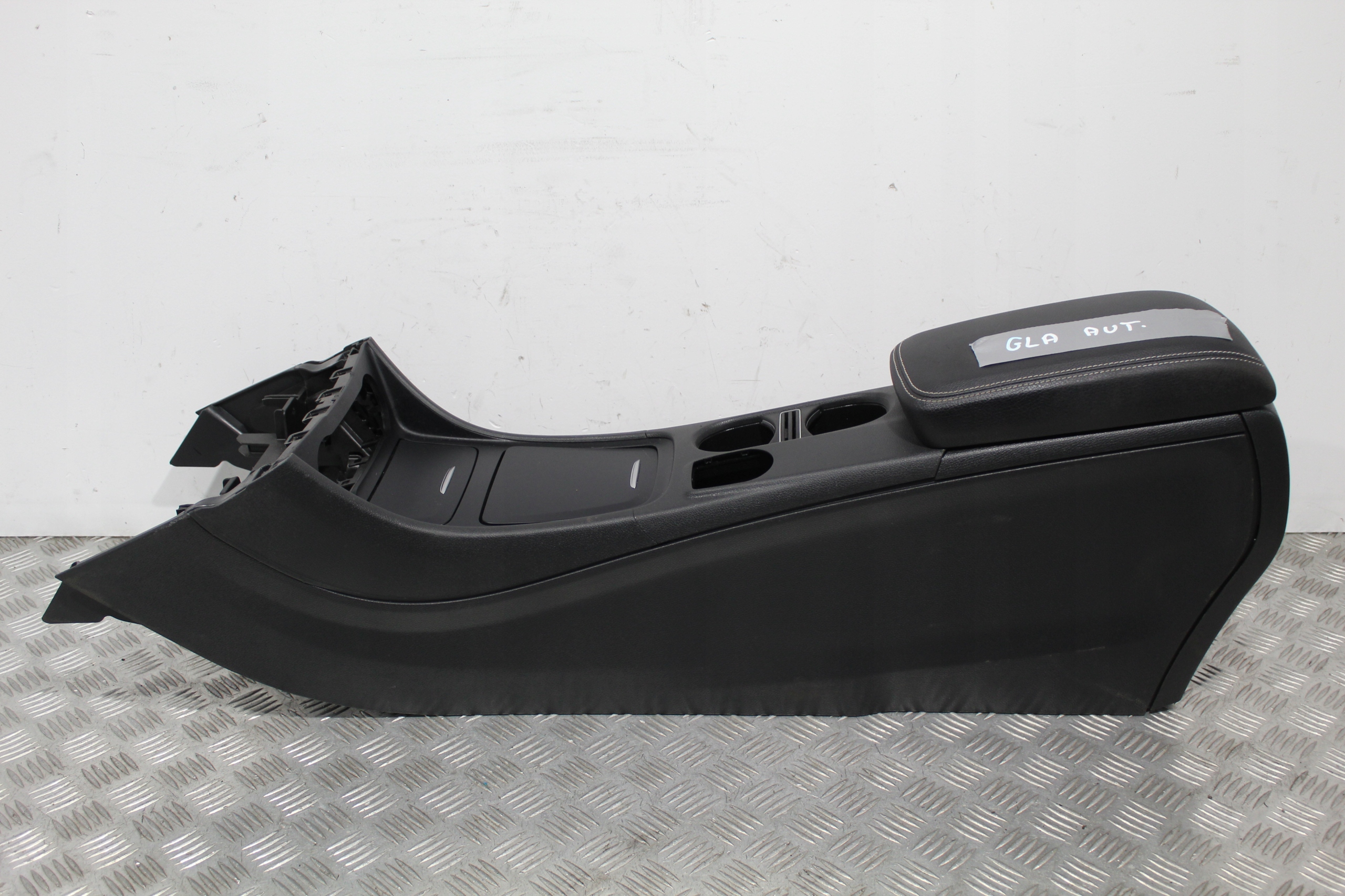 Тунель центральний підлокітник торговий автомат GLA W156