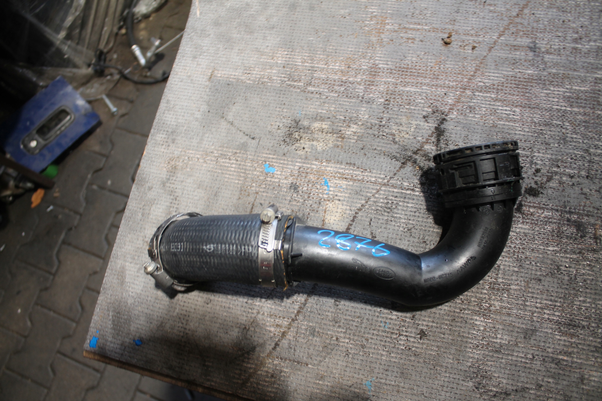2876. pipe air LAND ROVER M8D2-6C715