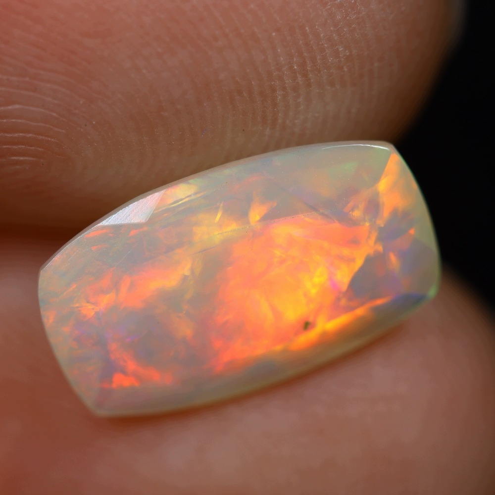 Přírodní opál 1.80 ct Cushion Etiopie certifikát Wbd