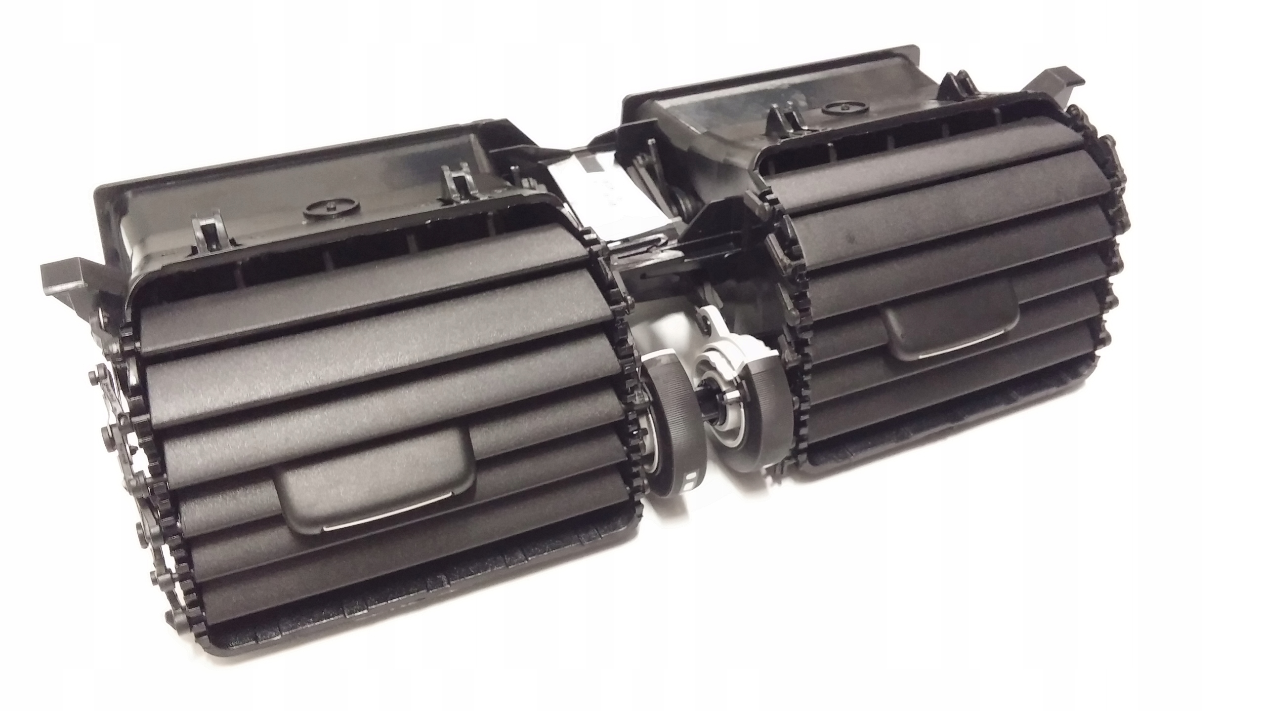 Volvo XC60 středová mřížka přívodu vzduchu z palubní desky Oe 30755643