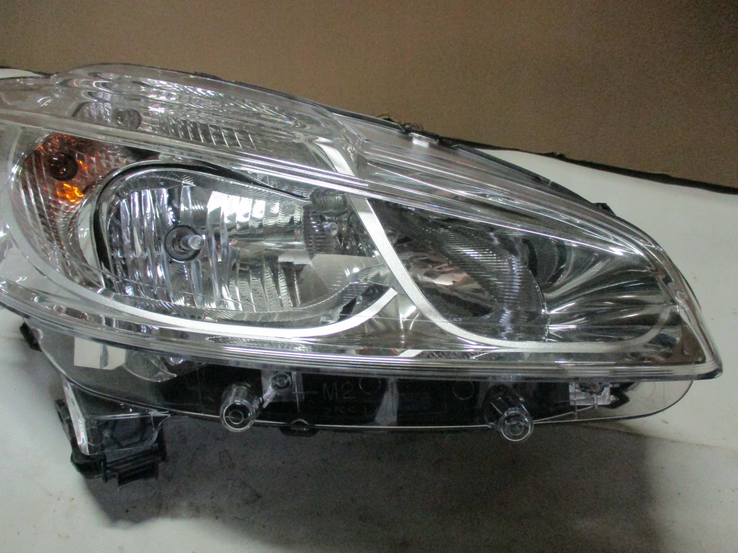light right front front Peugeot 208 12-19r 9802221280