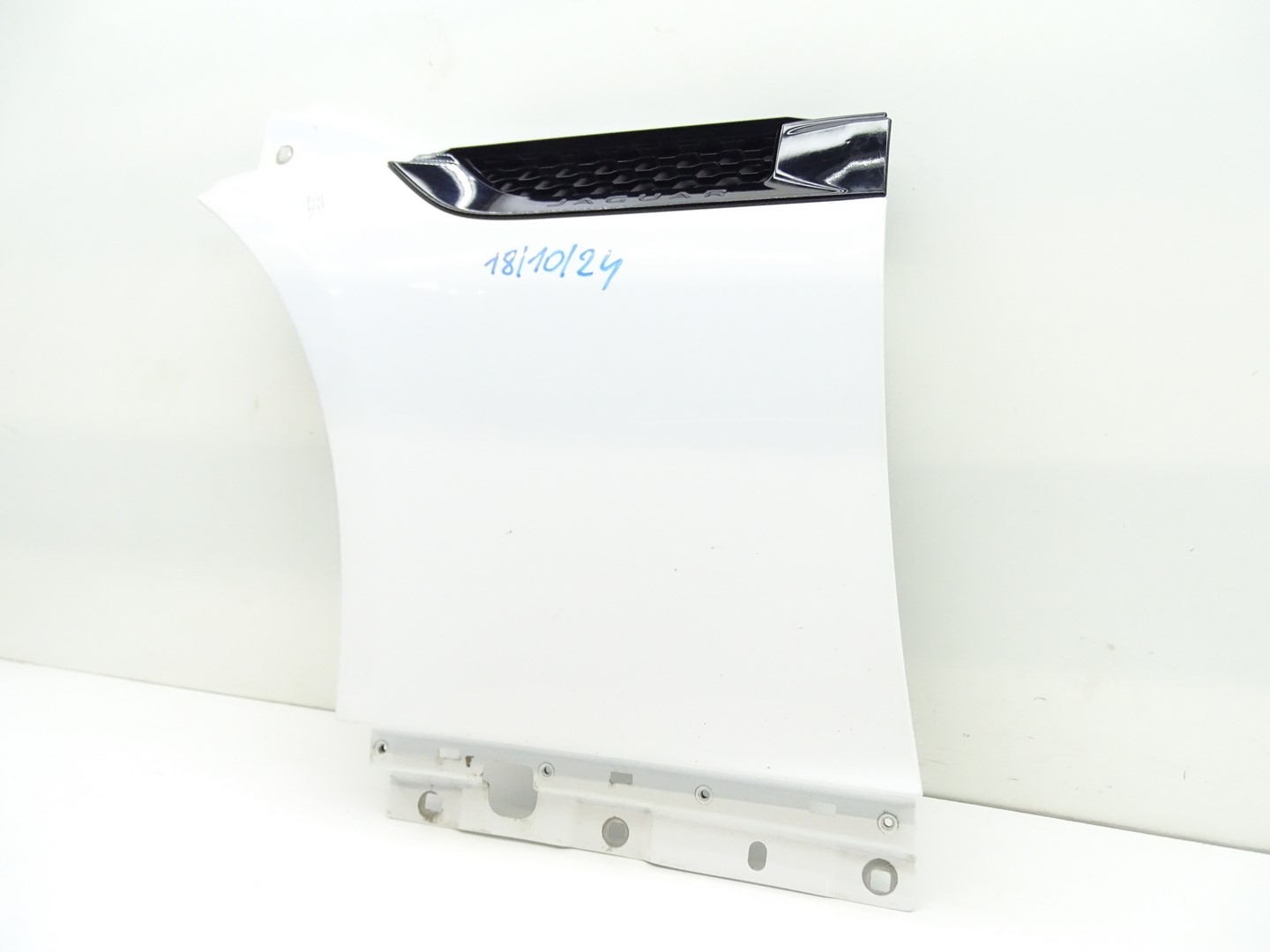 fender left front front JAGUAR F-TYPE X152 POLARIS WHITE