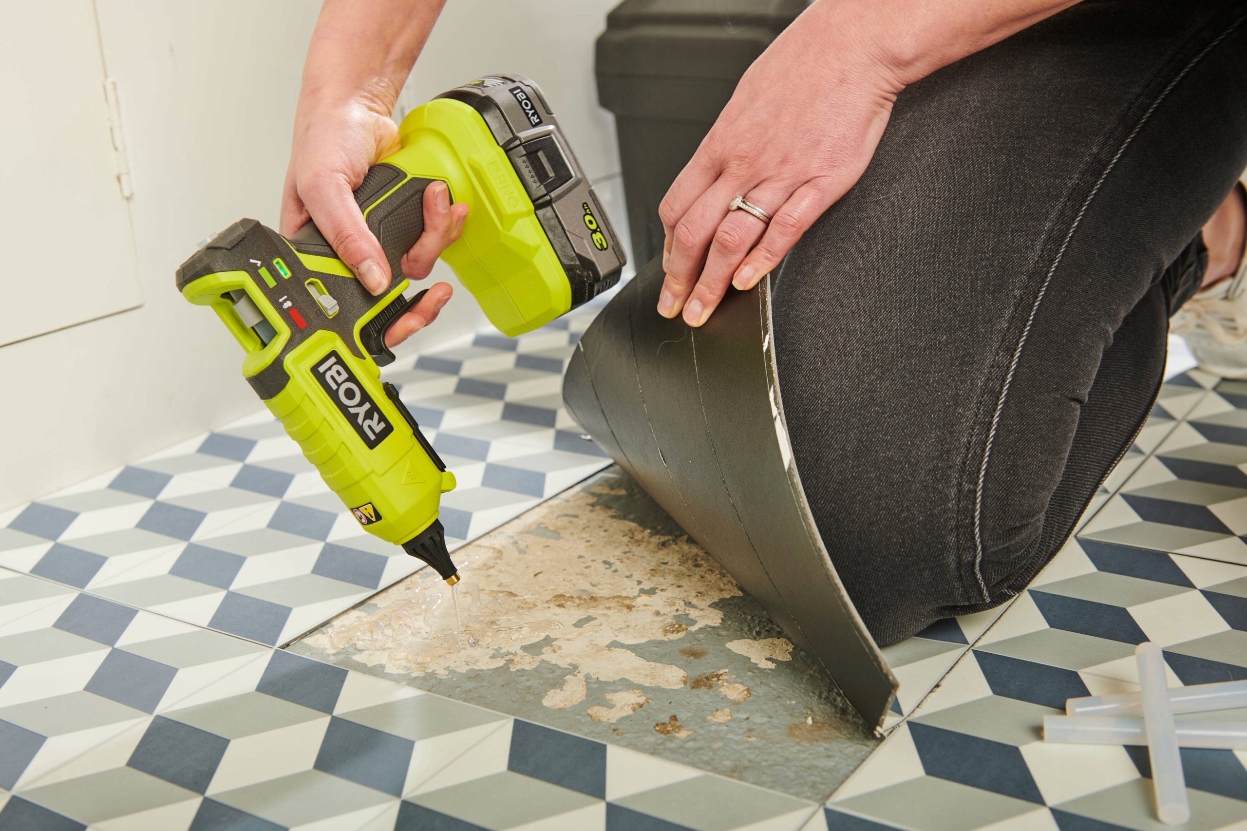 RYOBI PISTOLET AKUMULATOROWY DO KLEJU GORĄCO 11-12mm REGULACJA RGL18 2,5Ah Temperatura maksymalna 200°C