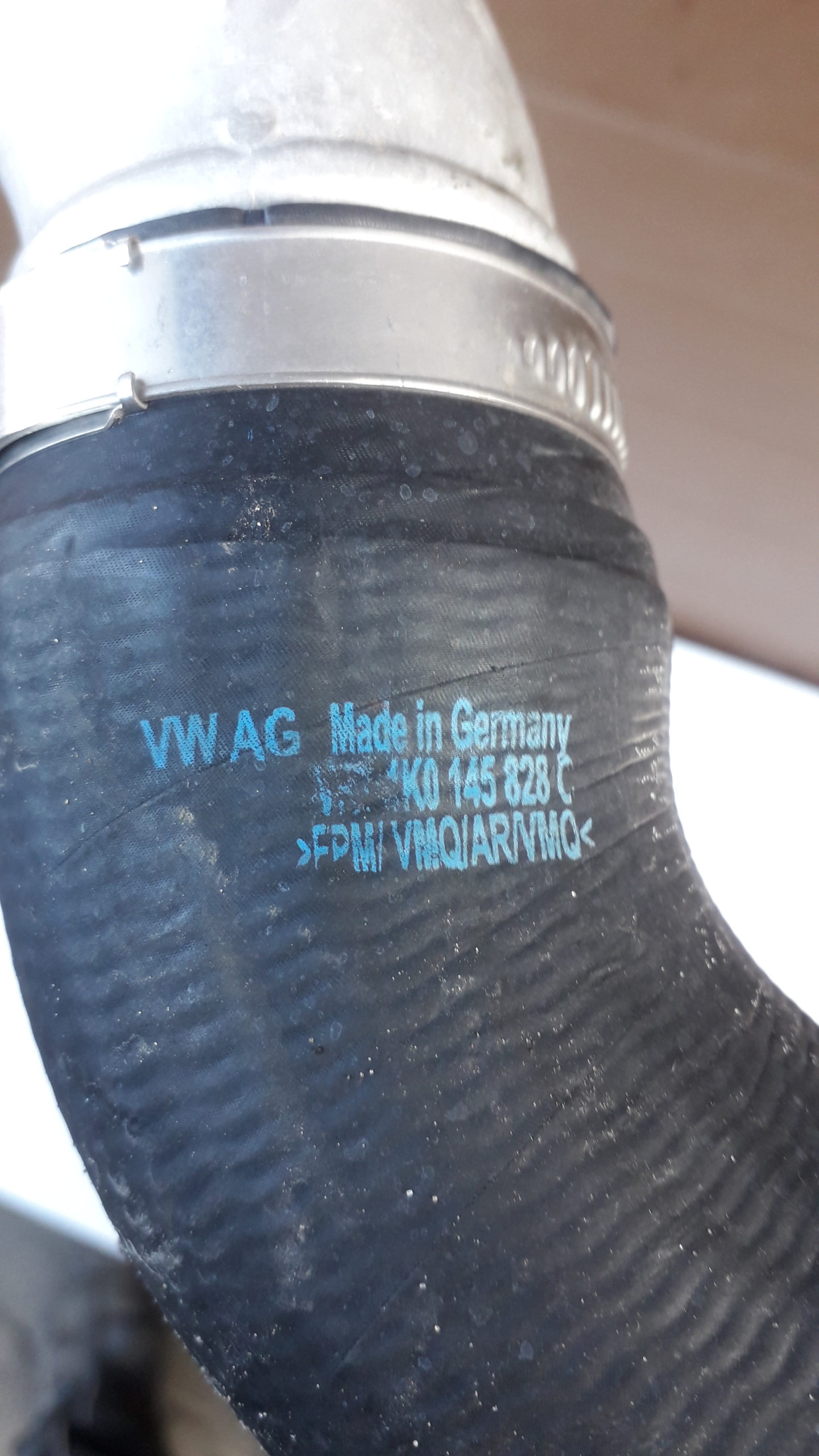 AUDI VW ROHR SCHLAUCH INTERCOOLER 1K0145828C