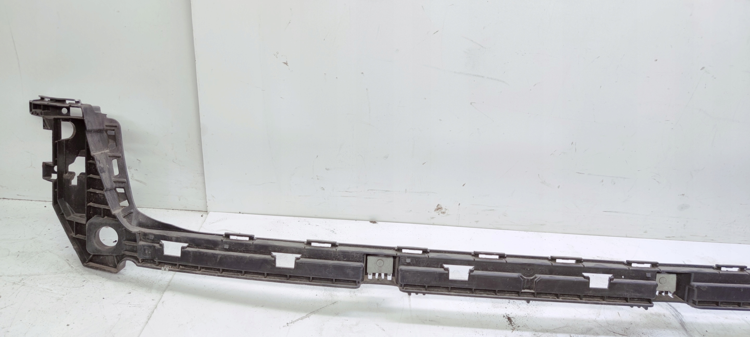 bumper bracket central AUDI A4 B9 AVANT 8W9807385