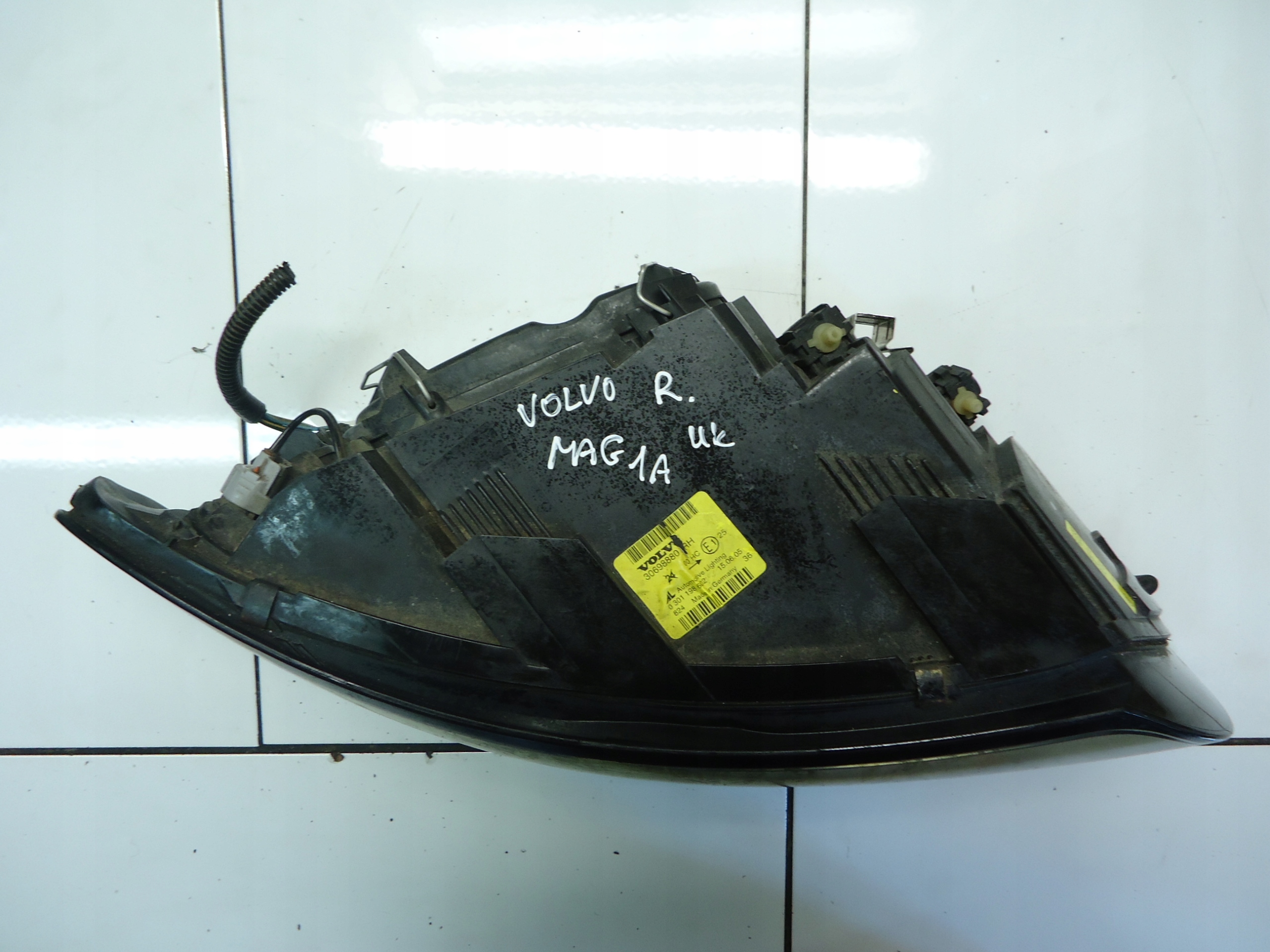 VOLVO V50 light right front front 30698880 UK