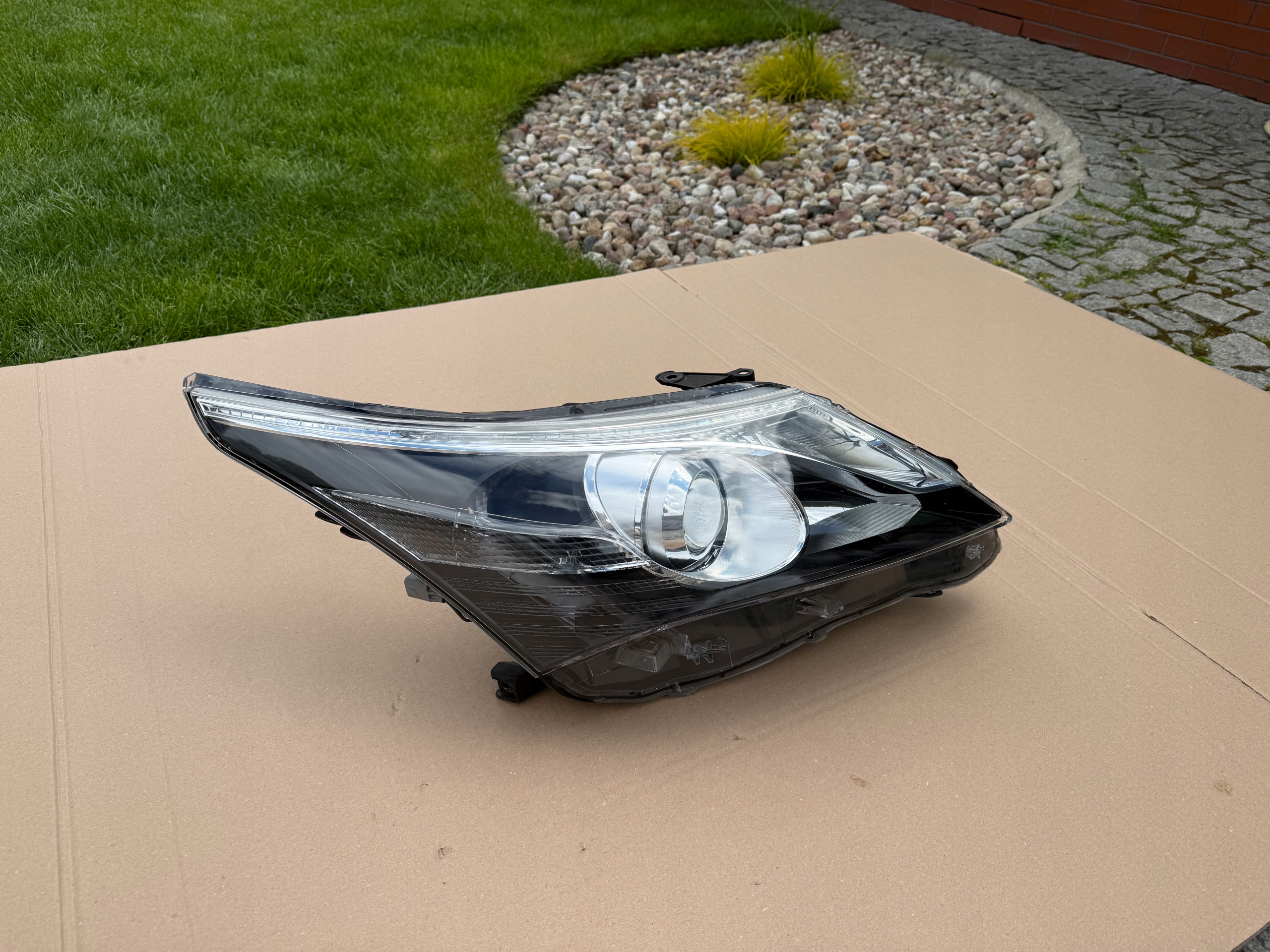 LAMPA PRAWA EU TOYOTA AVENSIS T27 LIFT SOCZEWKA LED 2011 - 2015 . Producent części Toyota OE