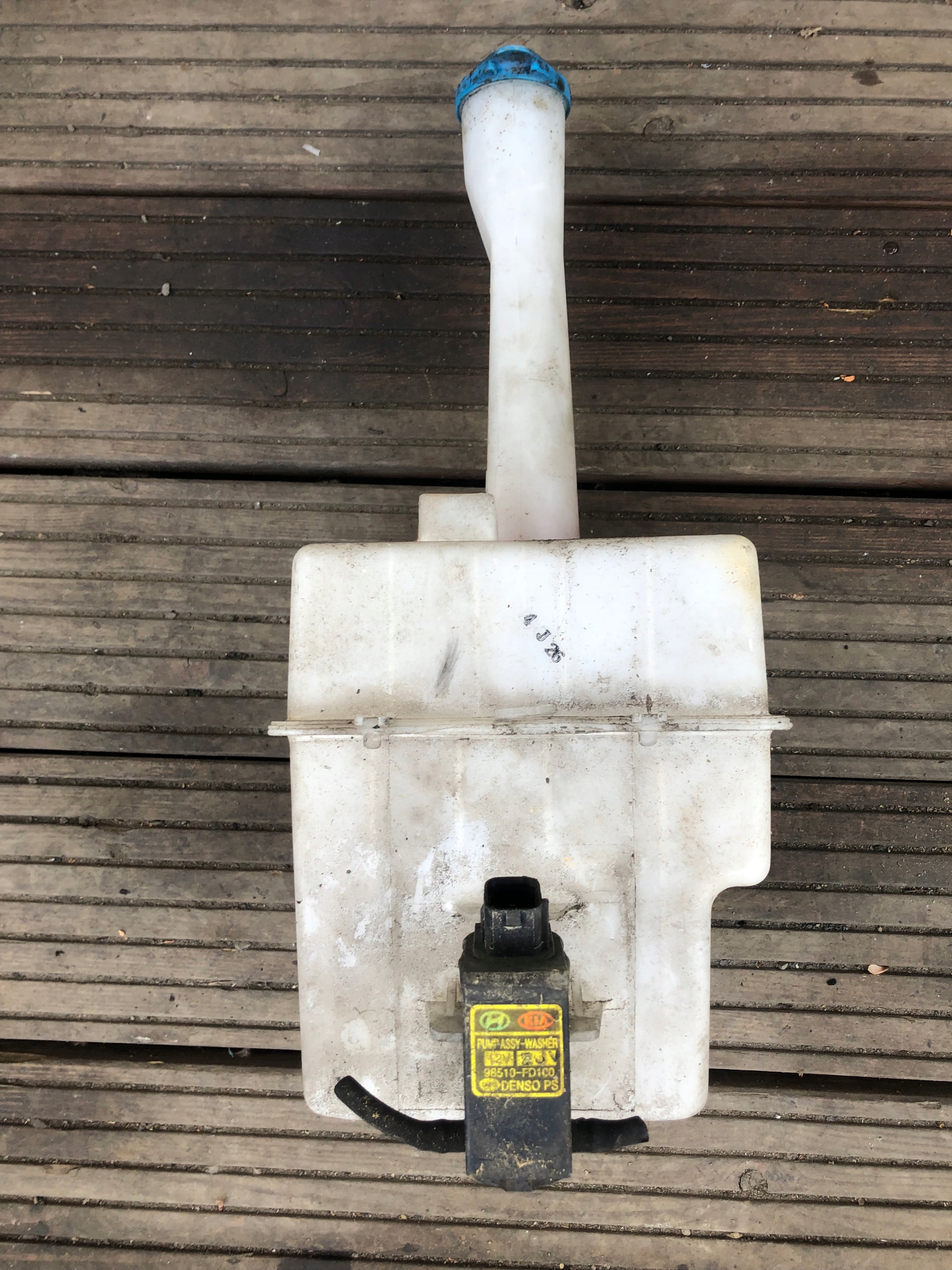 washer fluid tank KIA CERATO 98610-2F000