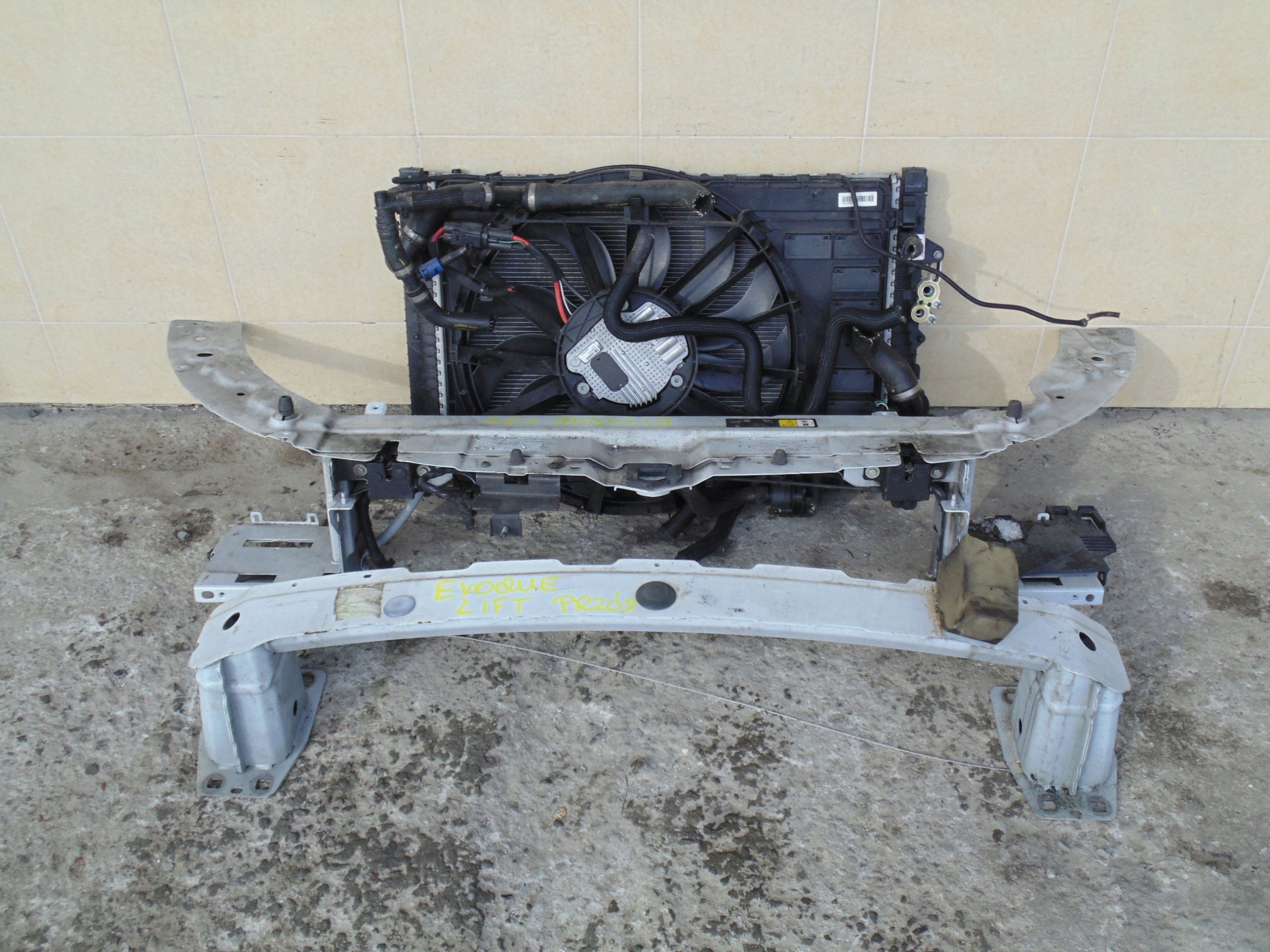 face avant traverse radiateur EVOQUE LIFT 16R.