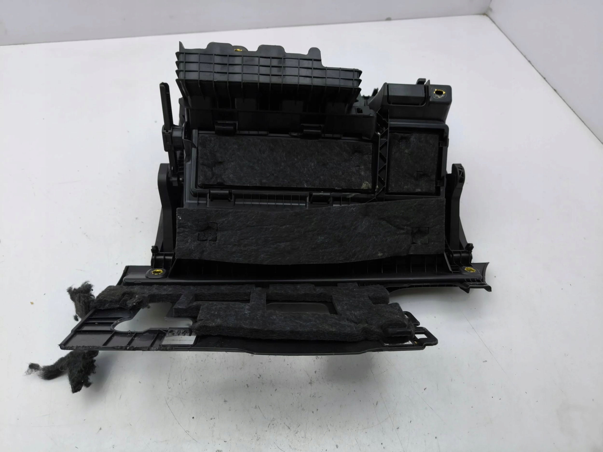 Audi Q2 - 2022 бардачок / комплект