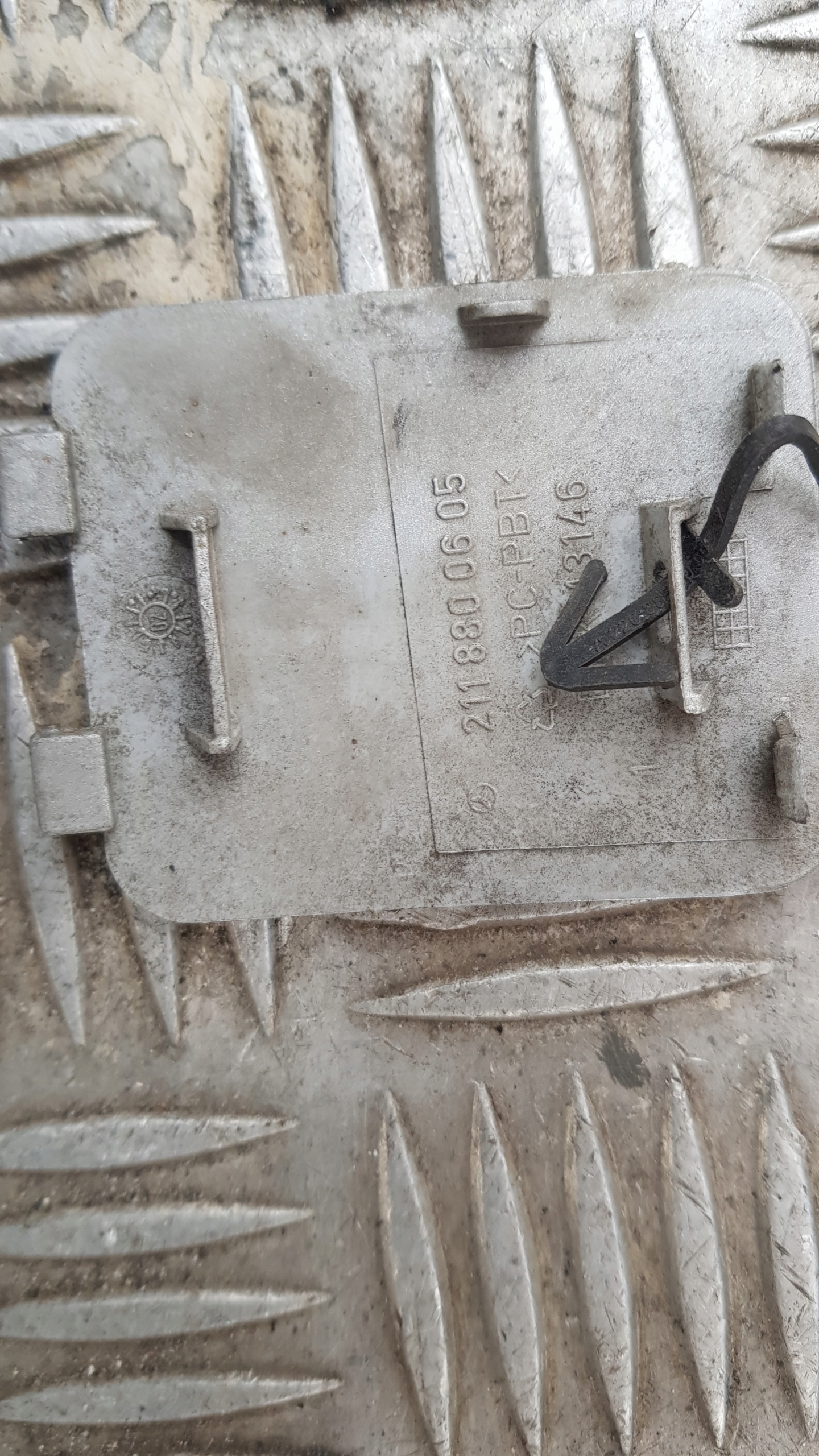 MERCEDES W220 towing hook cap rear part 2208850423