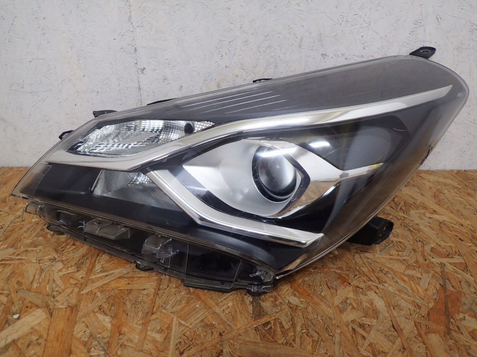 light left REFLEKTOR TOYOTA YARIS 3 III LIFT 2017