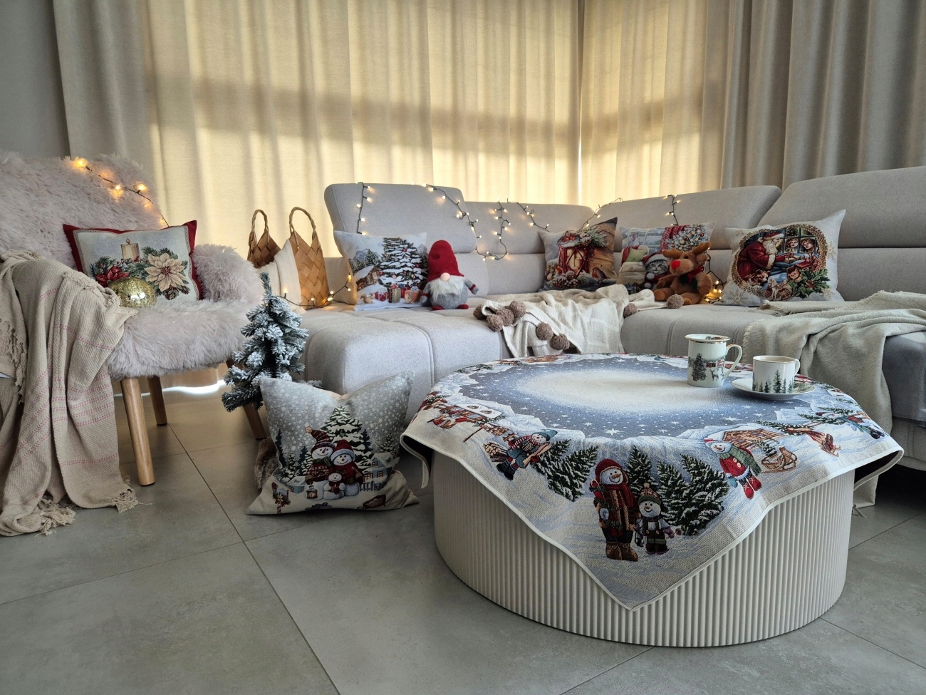 Ubrus se sněhuláky 100x100 cm V17