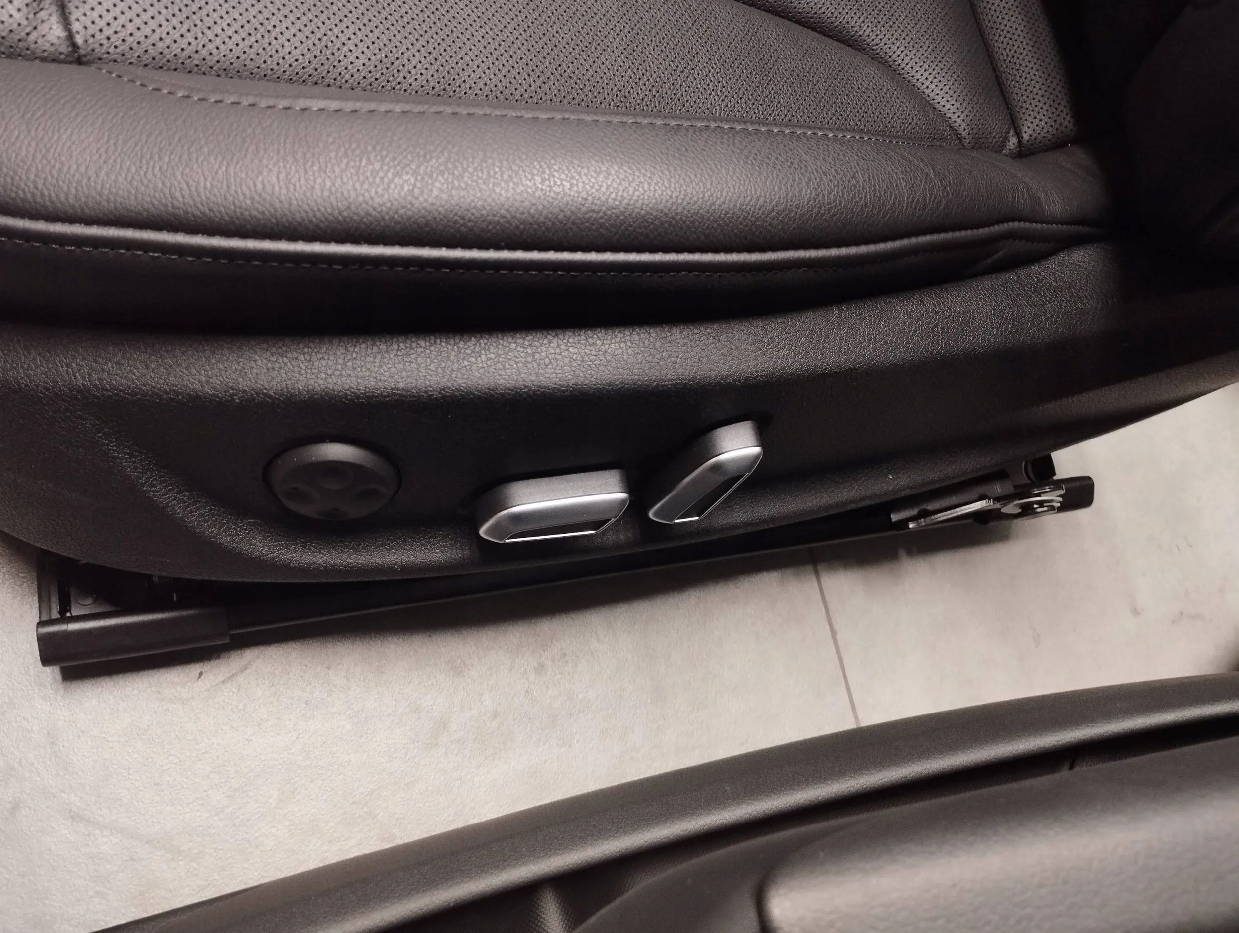 Audi A5 8T seats side leather WENTYLOWANE