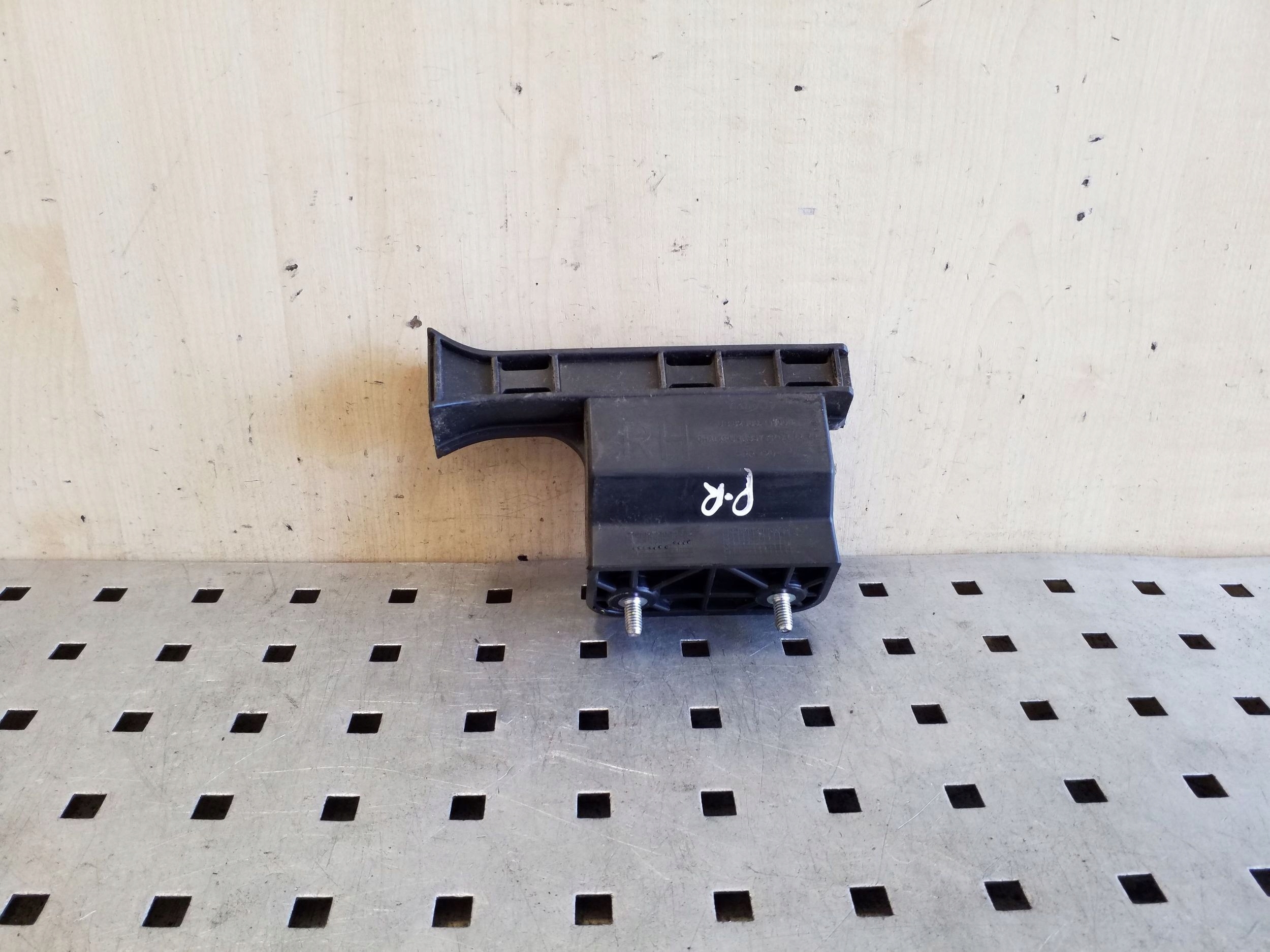 KIA RIO PROWADNICA SZYBY DRZWI PRZEDNICH PRAWA STRONA 825601W000