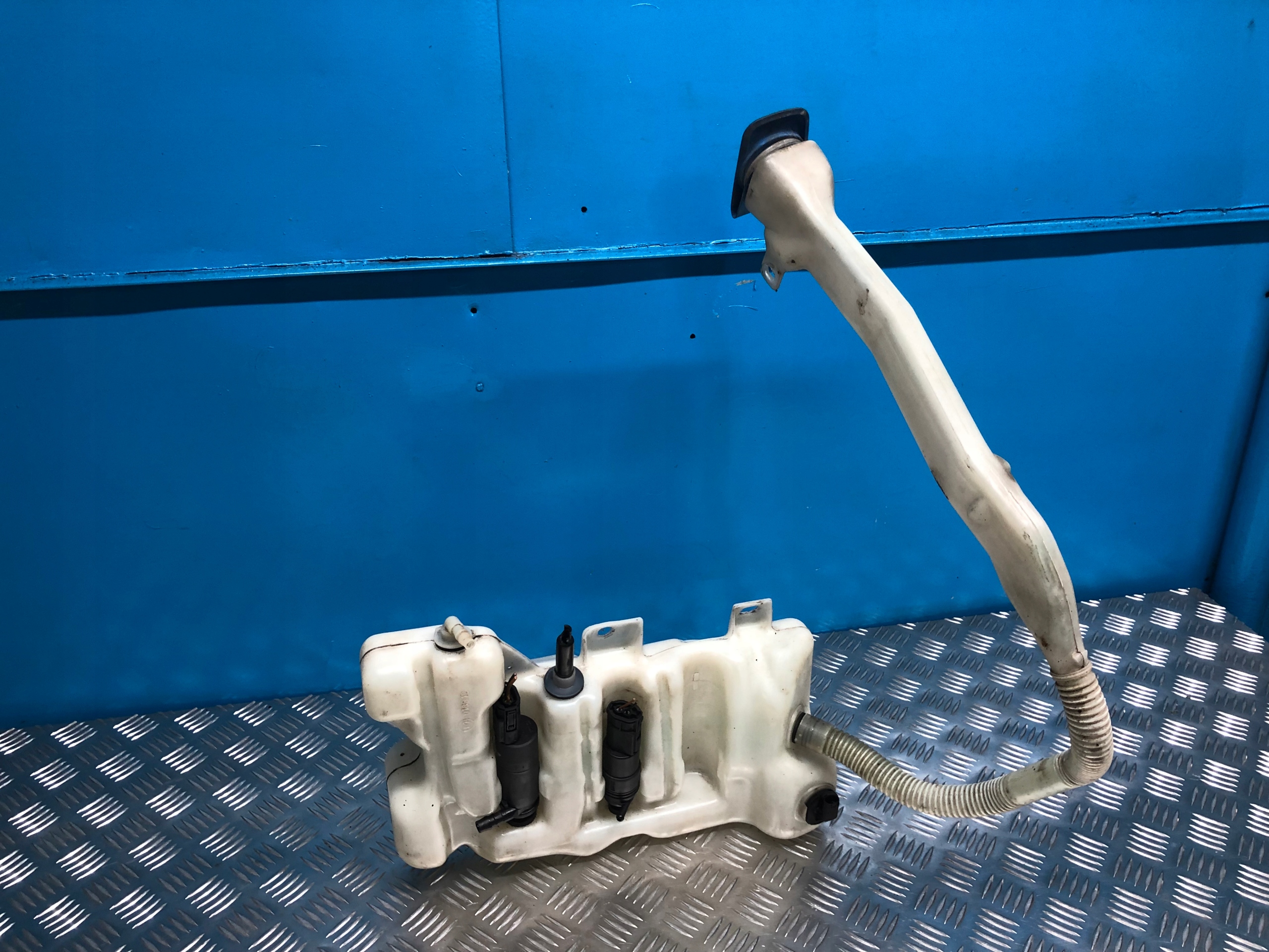 8360189 - BMW E39 бачок омивача 4,4 V8 XENON