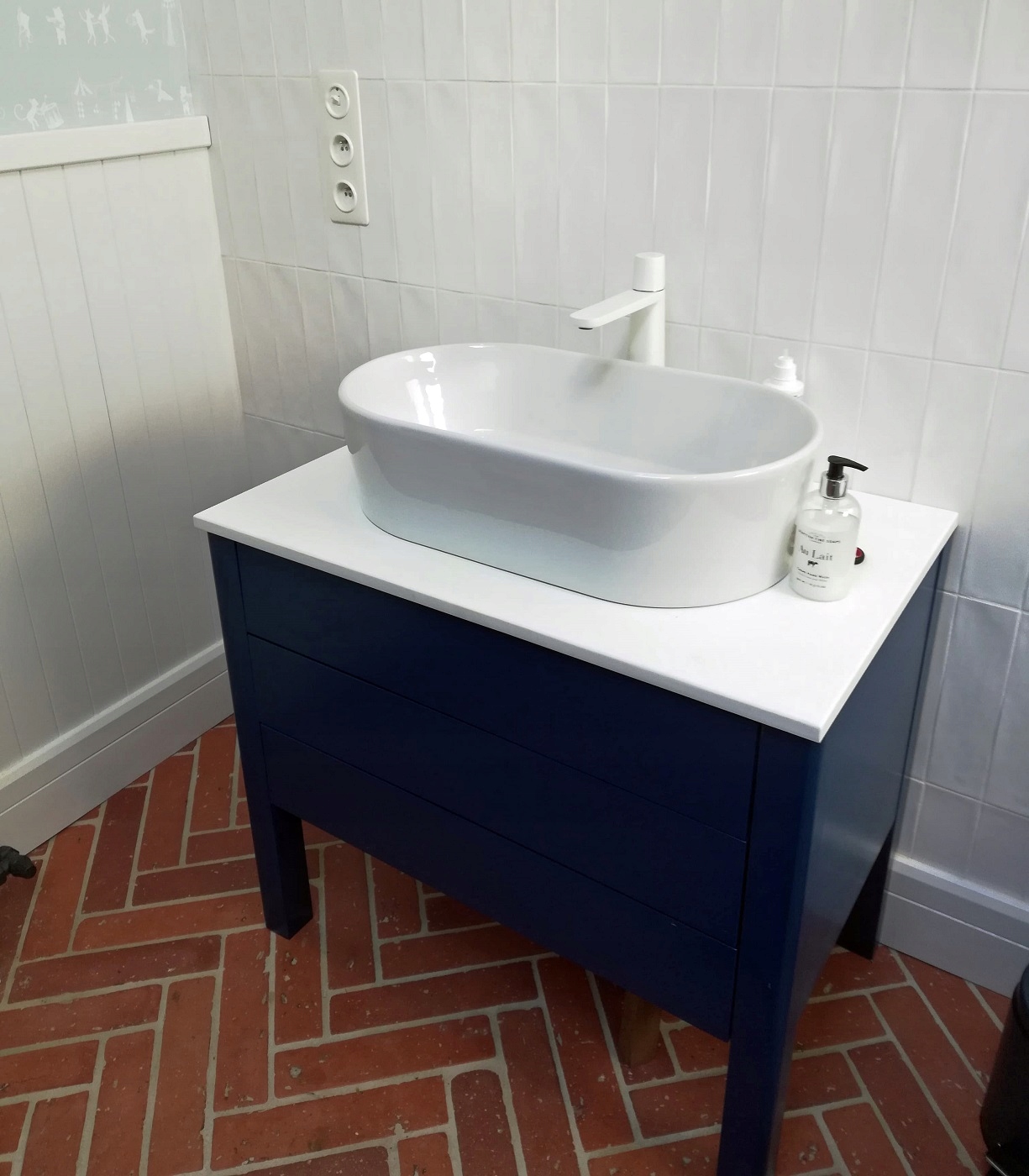 Blat łazienkowy z konglomeratu mineralnego, na wymiar Materiał z konglomeratu