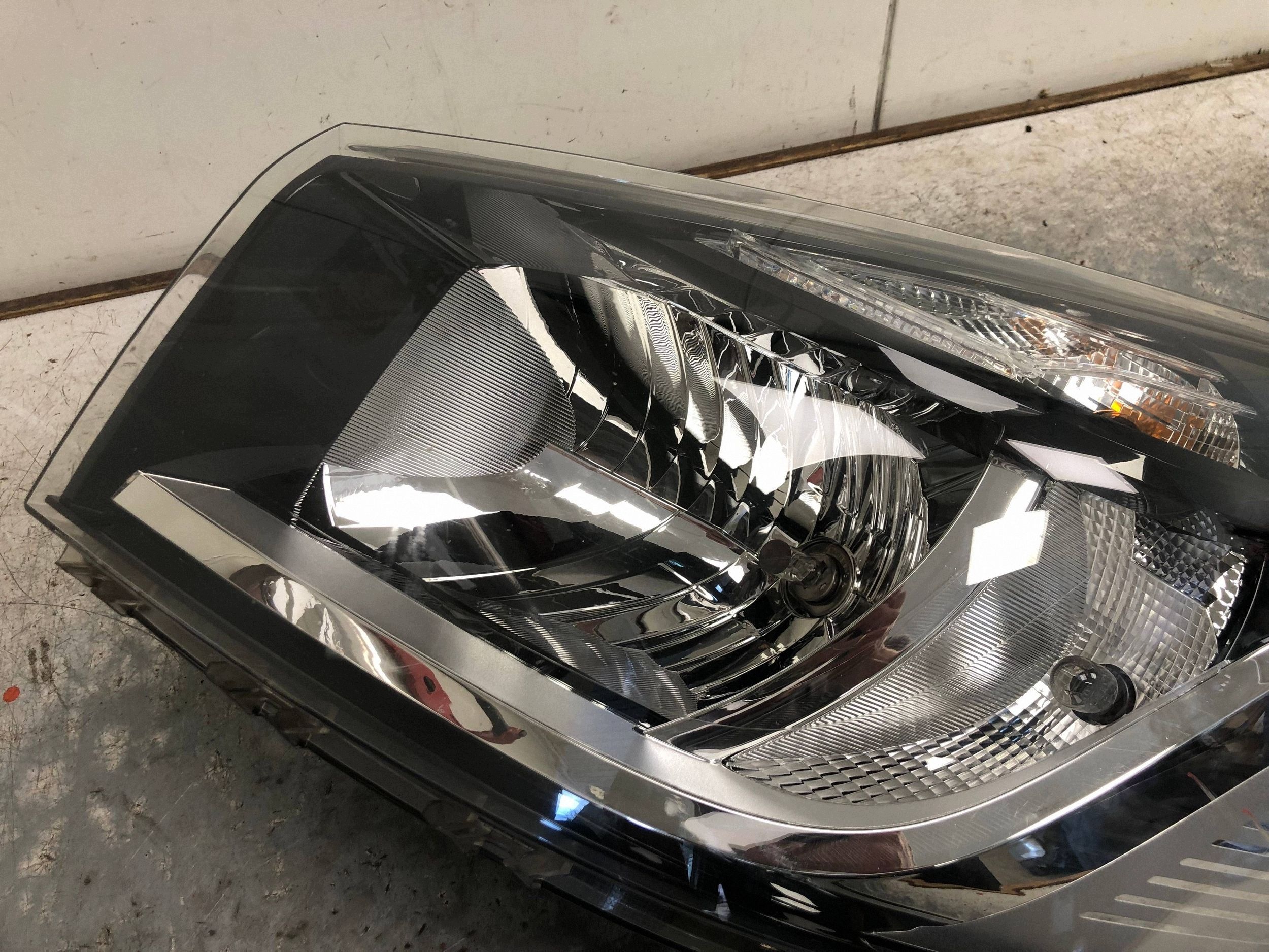 light left front RENAULT TRAFIC III 260607934R