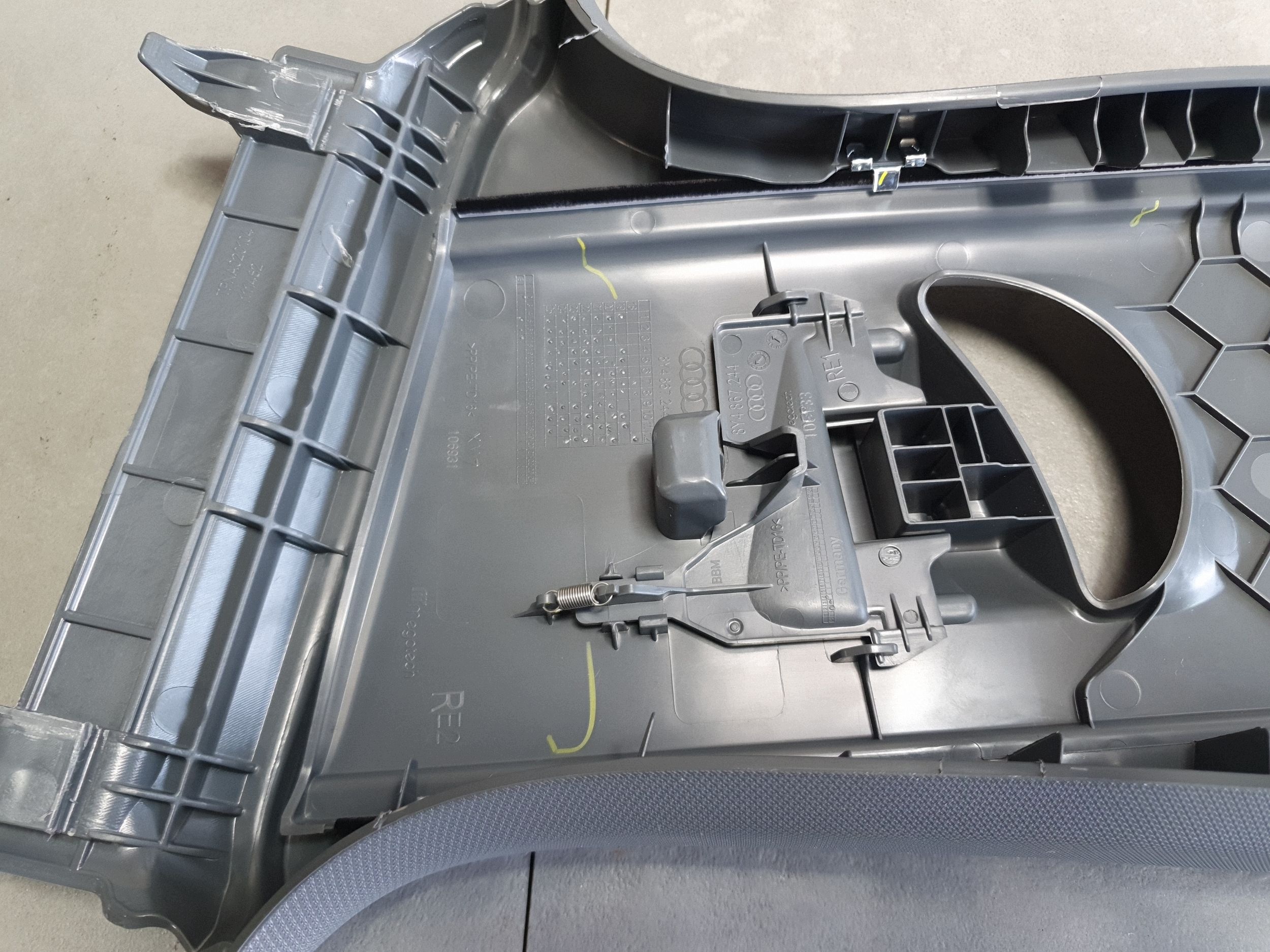 Audi A3 8Y hb cover slupka B upper right 8Y4867244