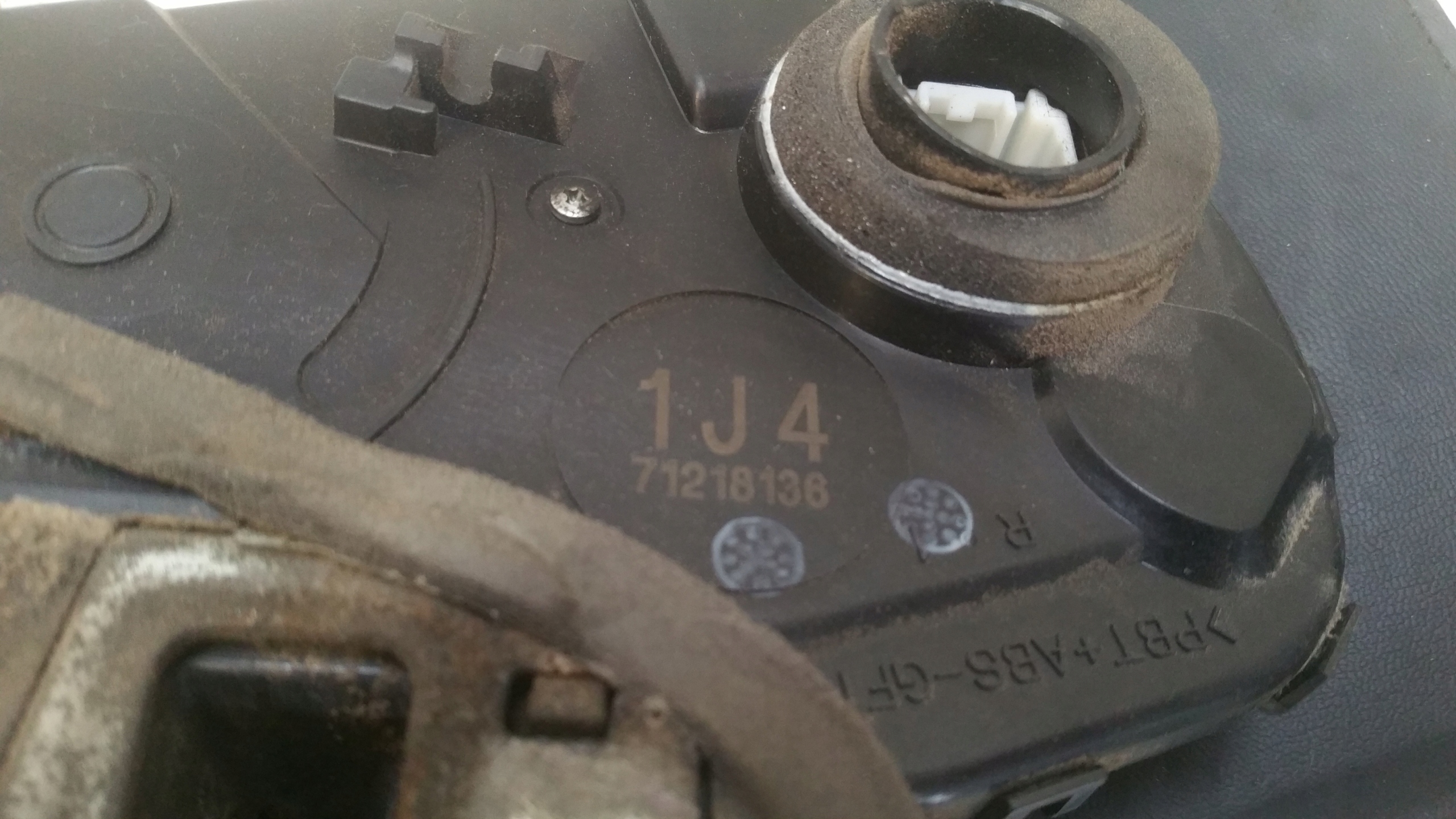 lock bonnet 71218136 Toyota RAV4